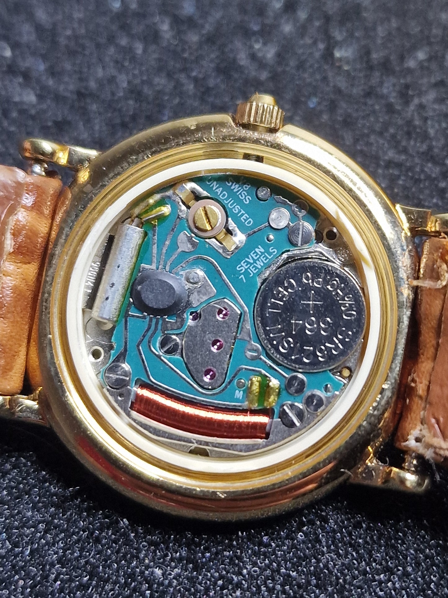 ⌚ Unworn Vintage Quartz Watch – Swiss Made, 1970s, Gold-Tone, Old Stock