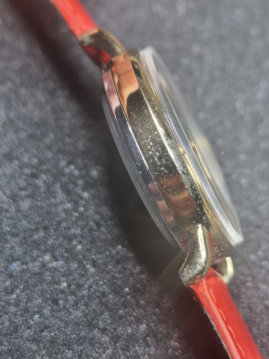 🕰️ Rare Vintage Hand-Wound Watch from the 70s – Minimalist Design with Red Strap