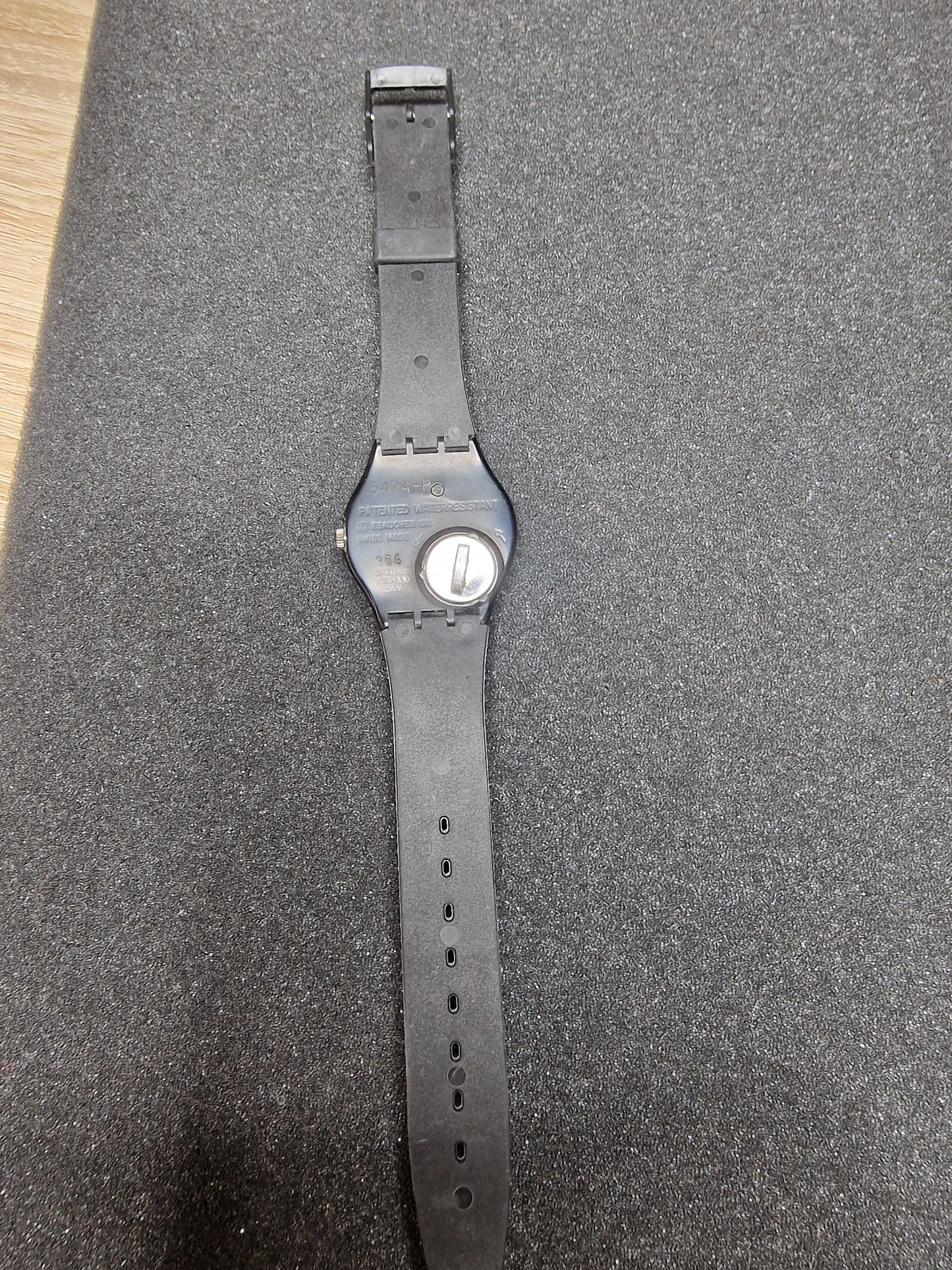 🖤 Swatch GB105 “Blackout” (1985) – Minimalist Classic