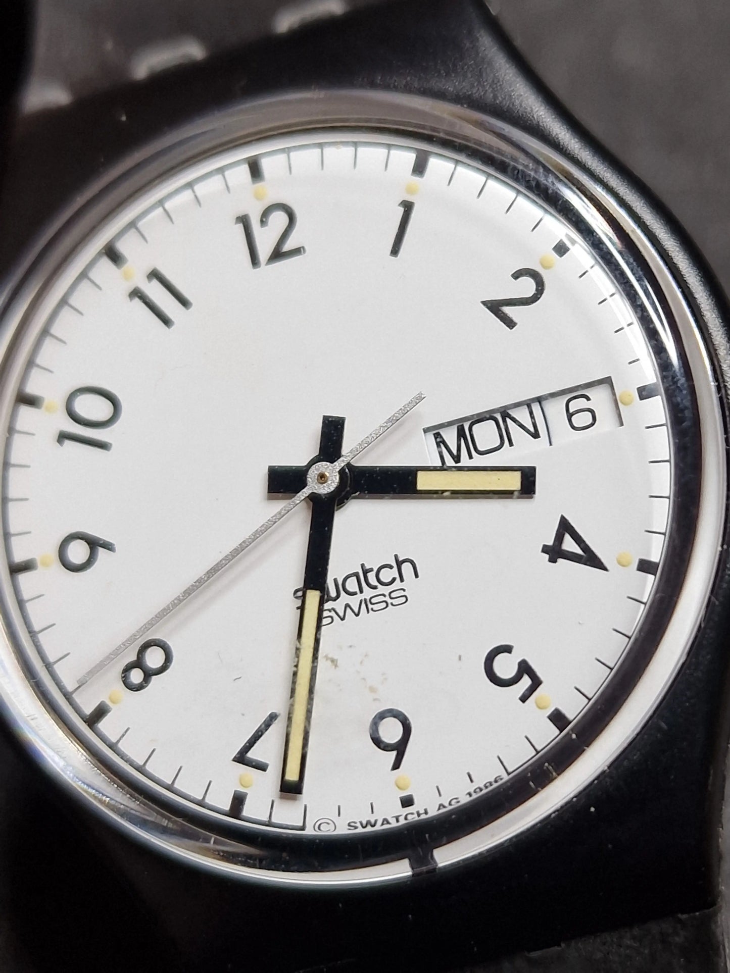 🕰️ Swatch GB725 “Classic” (1986) – Rare Early Day-Date Model