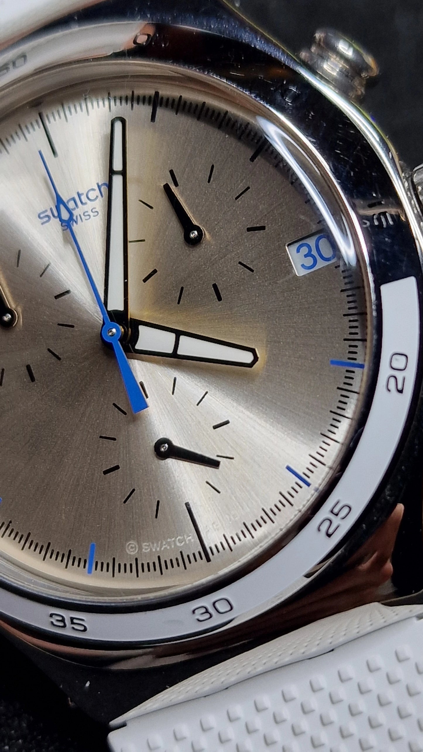 ⌚️ Swatch Irony Chrono YCS584 “Travel Chic” (AG 2014) 💙🤍 – Clean silver dial + blue chrono hand