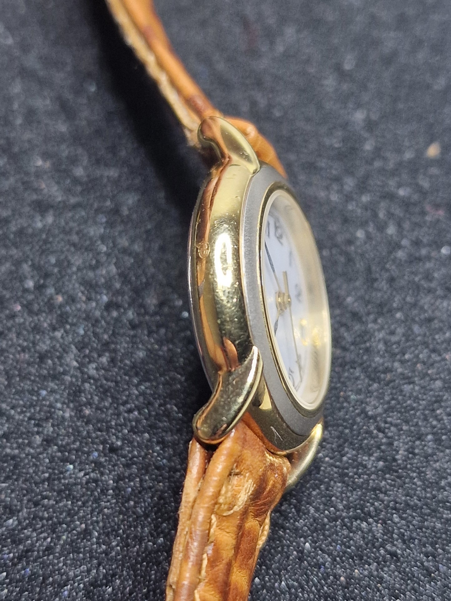 ⌚ Unworn Vintage Quartz Watch – Swiss Made, 1970s, Gold-Tone, Old Stock