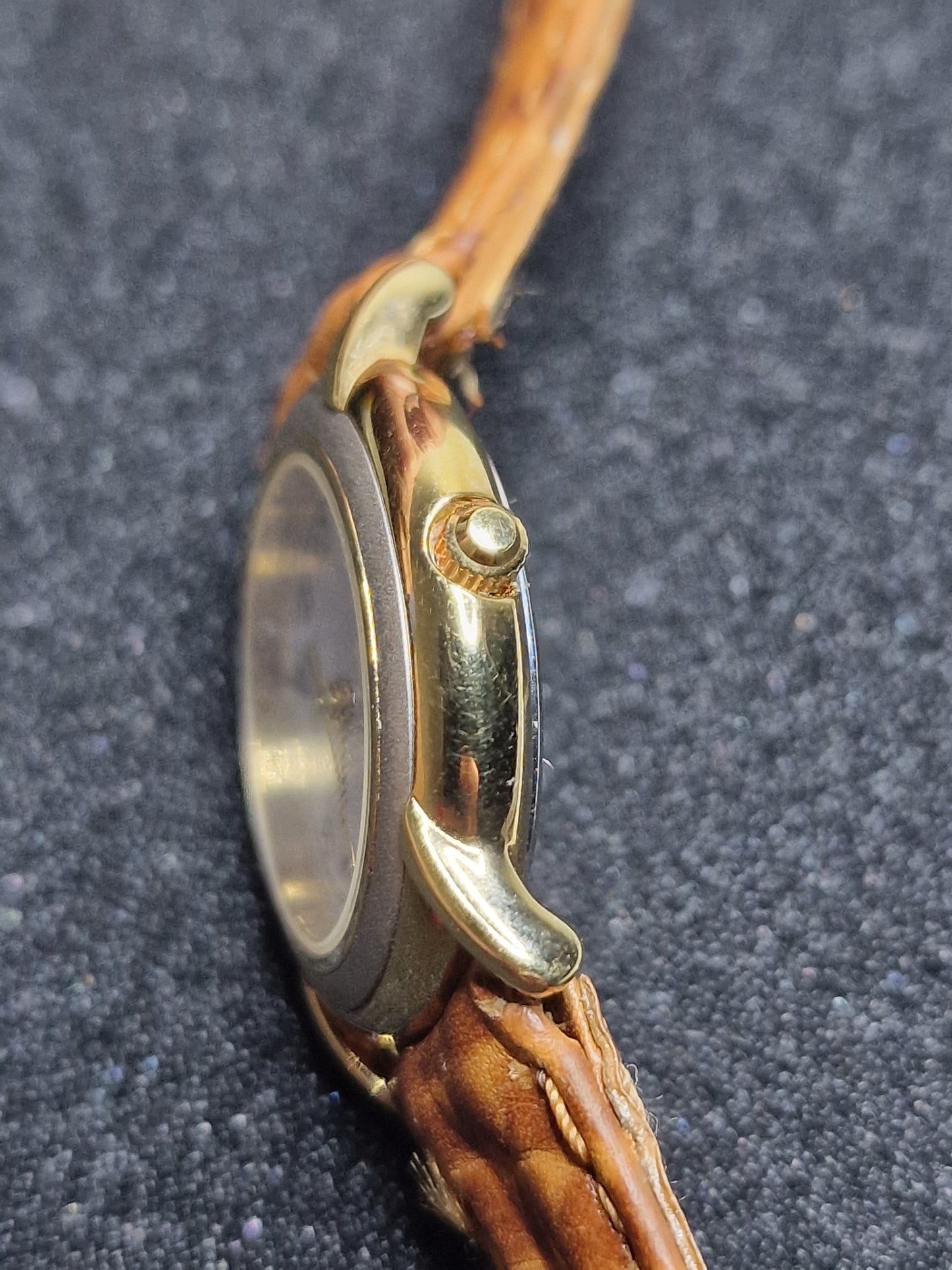 ⌚ Unworn Vintage Quartz Watch – Swiss Made, 1970s, Gold-Tone, Old Stock