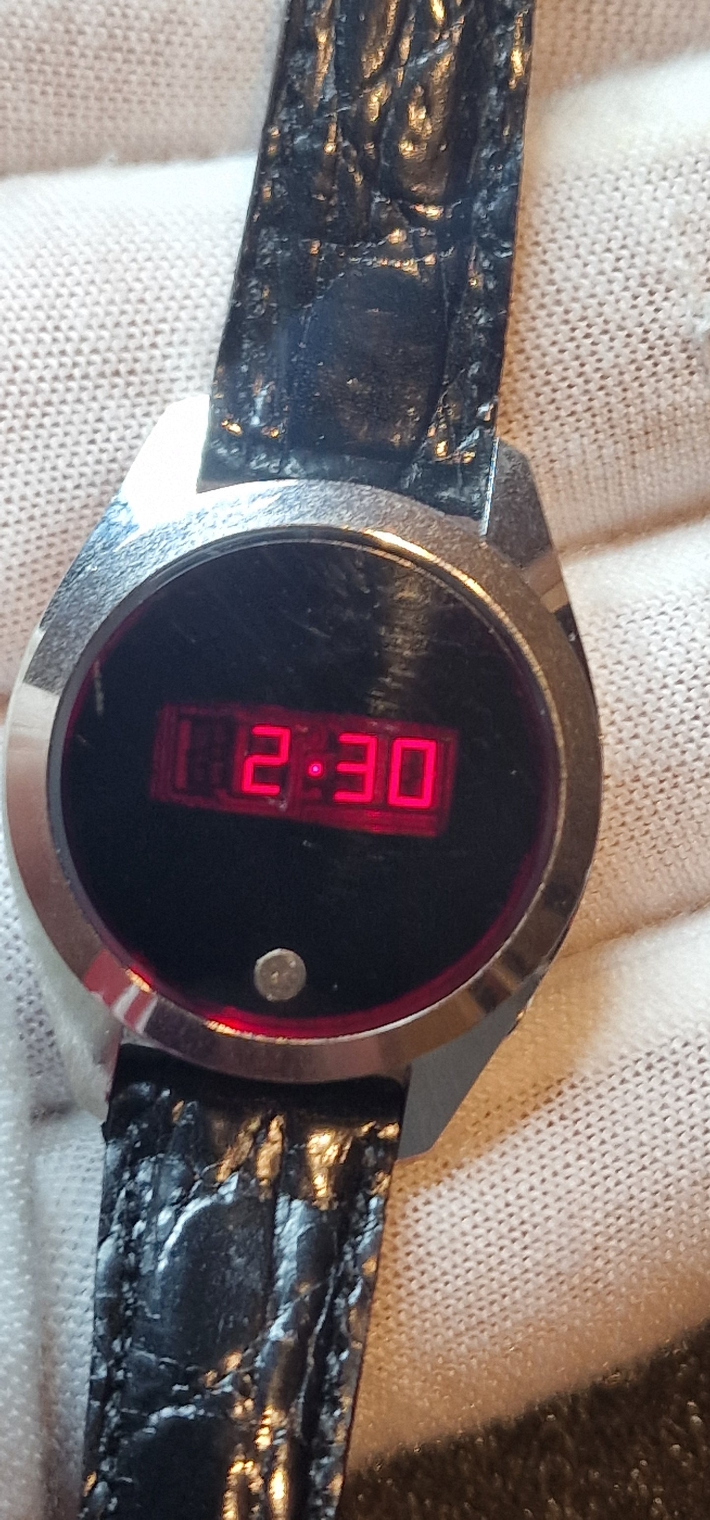 🔴 Vintage LED Women’s Watch – Red Display, 1960s/1970s, 25mm, Old Stock