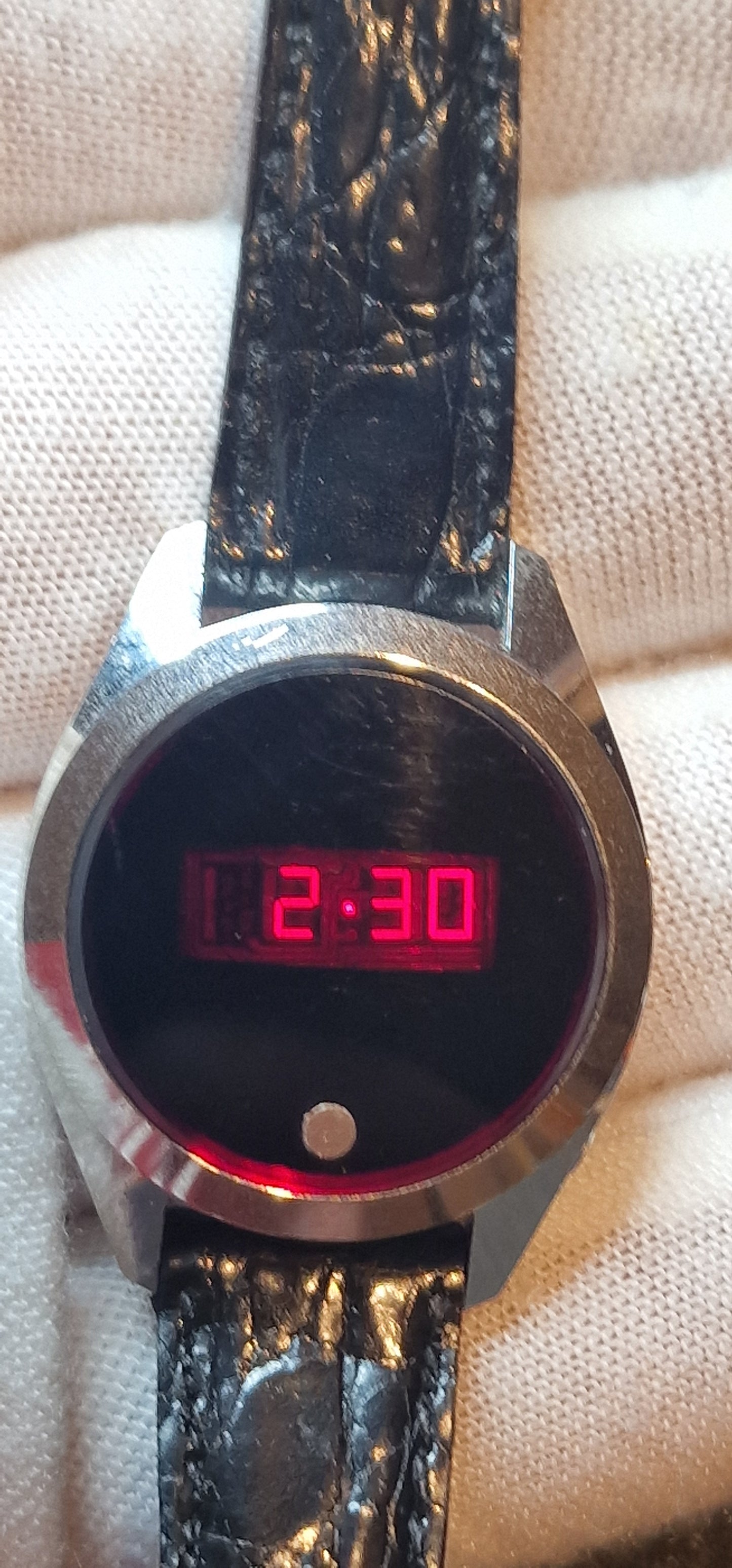 🔴 Vintage LED Women’s Watch – Red Display, 1960s/1970s, 25mm, Old Stock