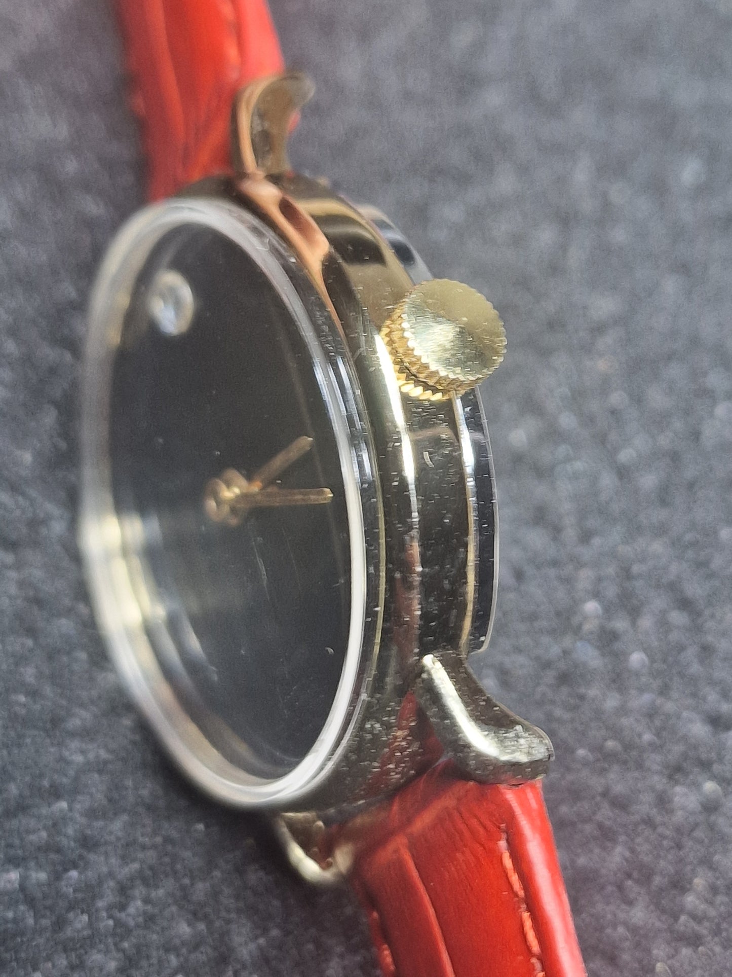 🕰️ Rare Vintage Hand-Wound Watch from the 70s – Minimalist Design with Red Strap