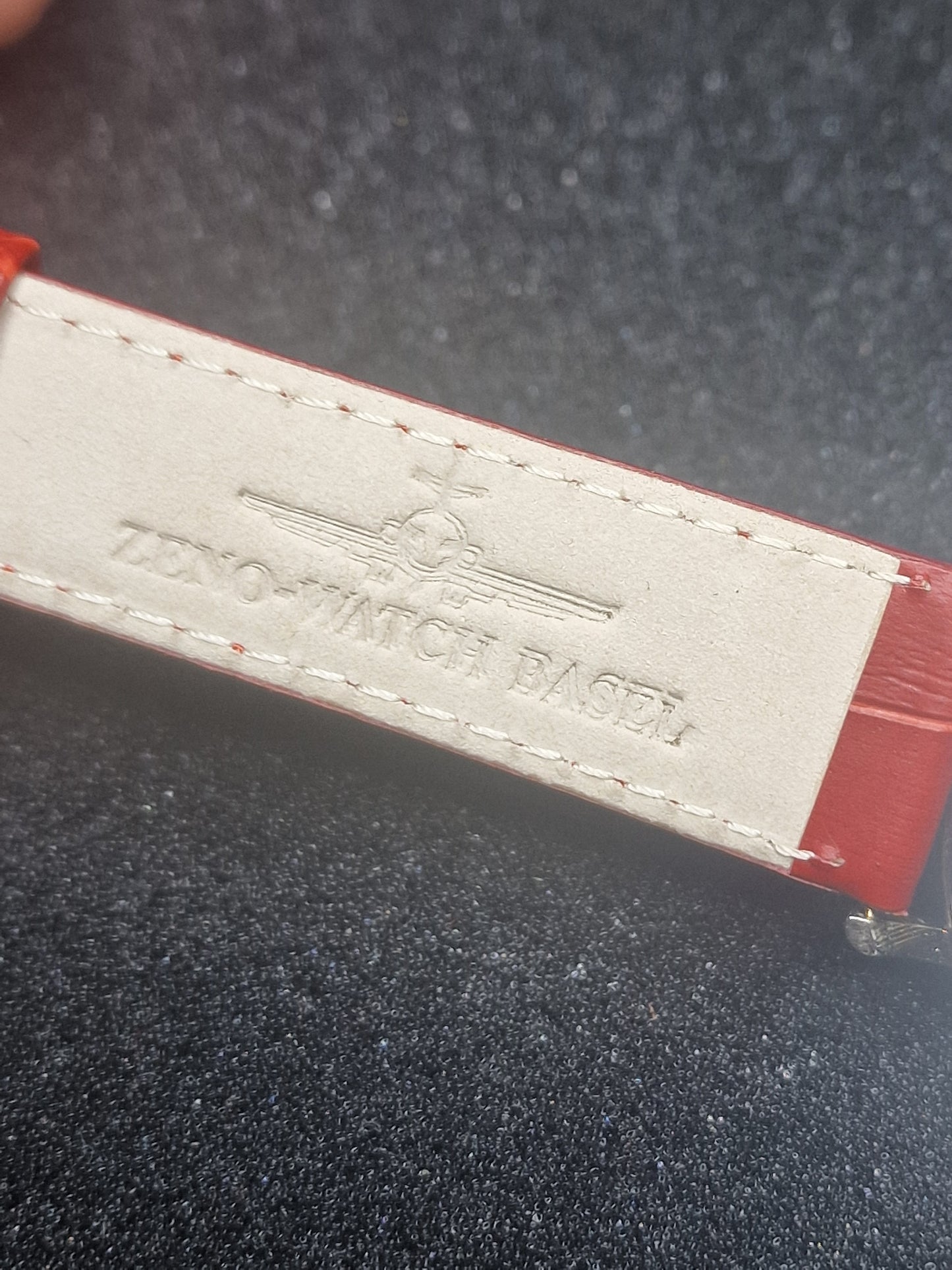 🕰️ Rare Vintage Hand-Wound Watch from the 70s – Minimalist Design with Red Strap