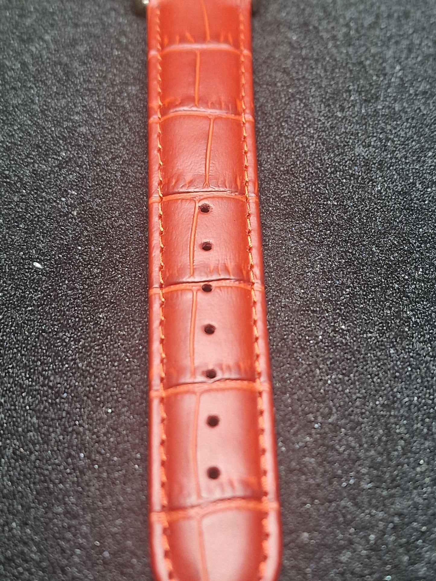 🕰️ Rare Vintage Hand-Wound Watch from the 70s – Minimalist Design with Red Strap