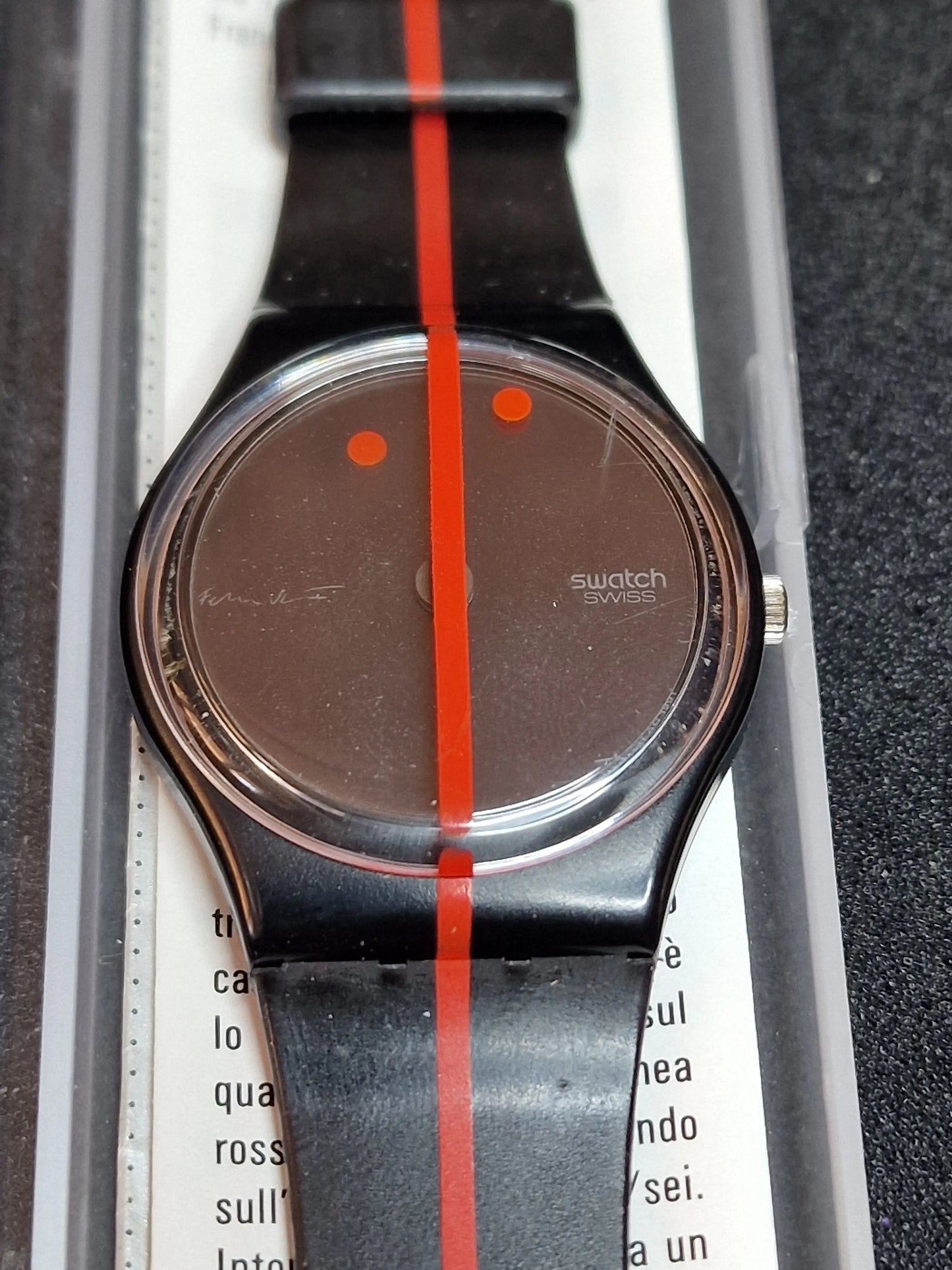 🟥 Swatch GZ119 – Rouge sur Blackout – Heinz Julen – Limited Art Edition