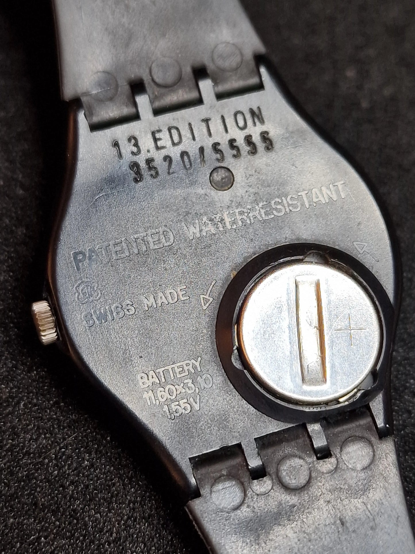 🟥 Swatch GZ119 – Rouge sur Blackout – Heinz Julen – Limited Art Edition