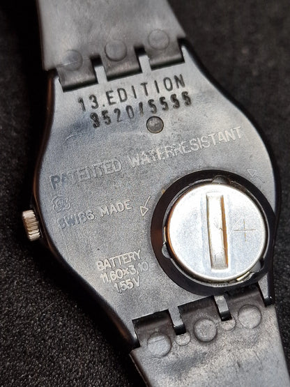 🟥 Swatch GZ119 – Rouge sur Blackout – Heinz Julen – Limited Art Edition