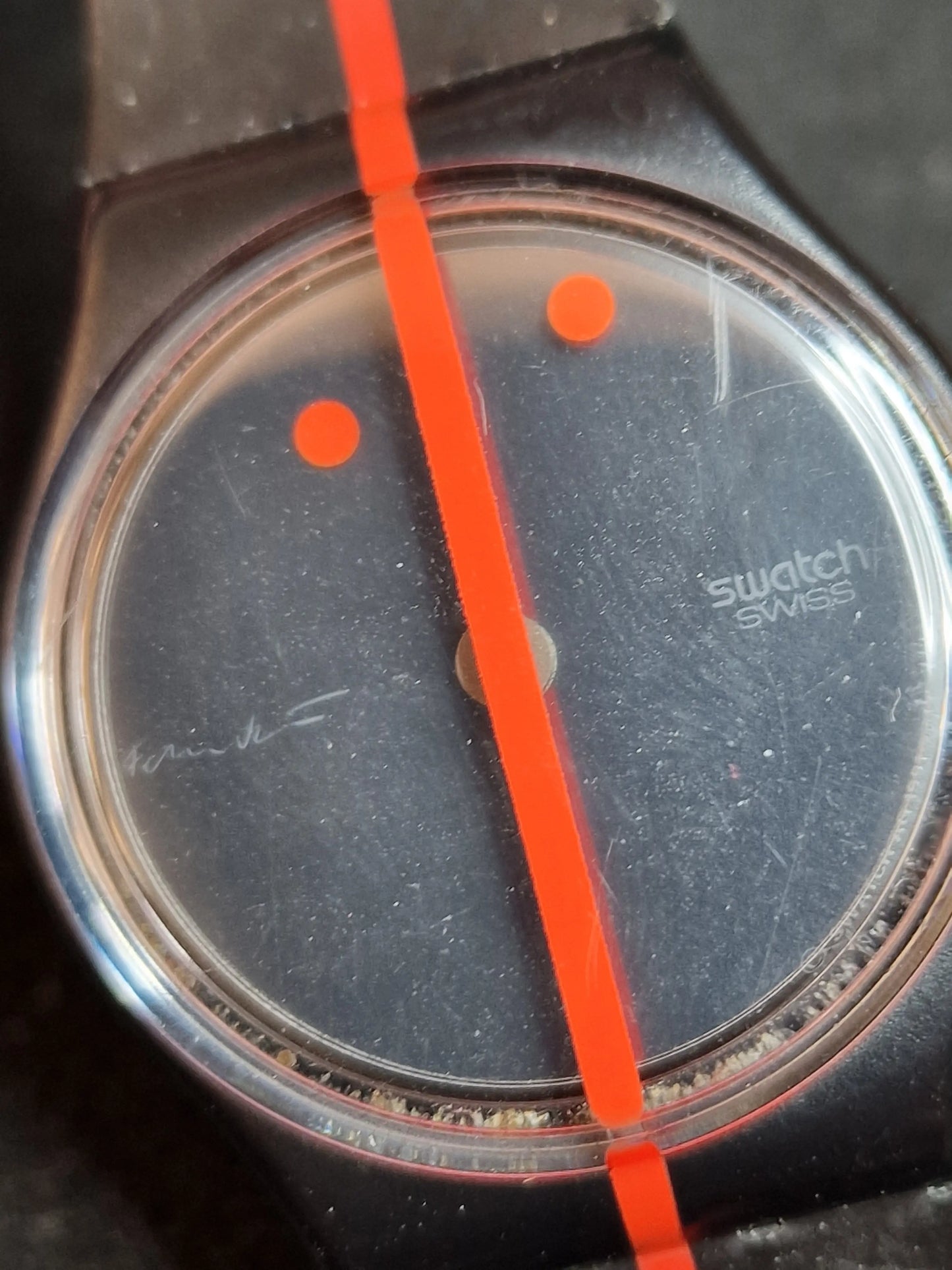 🟥 Swatch GZ119 – Rouge sur Blackout – Heinz Julen – Limited Art Edition