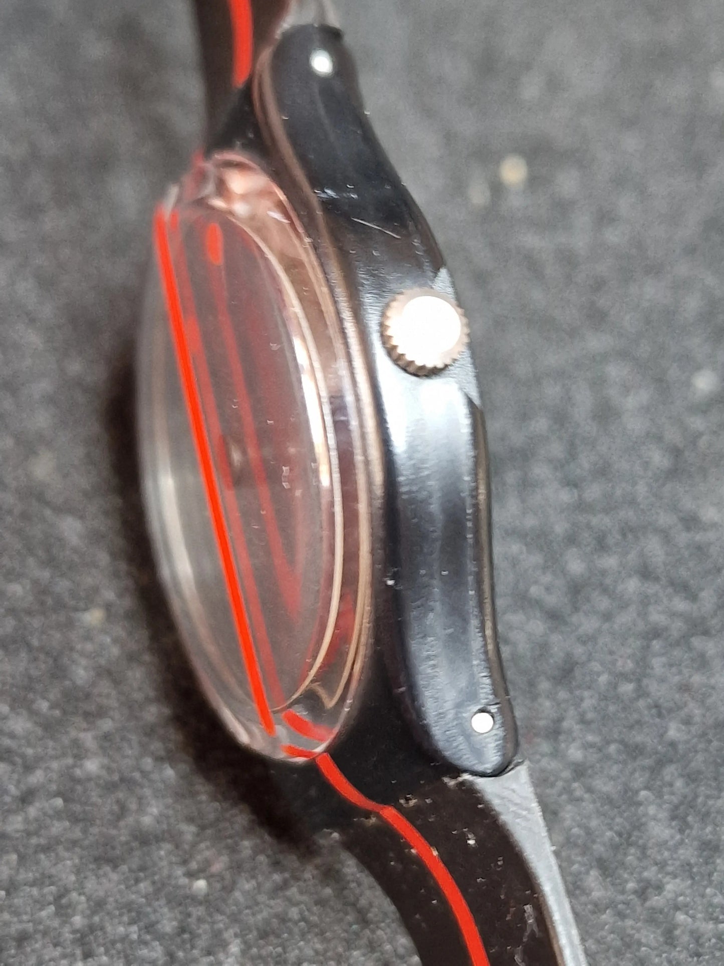 🟥 Swatch GZ119 – Rouge sur Blackout – Heinz Julen – Limited Art Edition