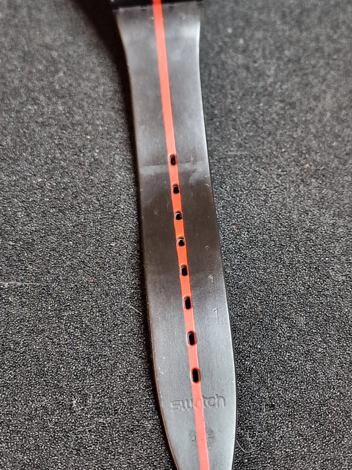 🟥 Swatch GZ119 – Rouge sur Blackout – Heinz Julen – Limited Art Edition