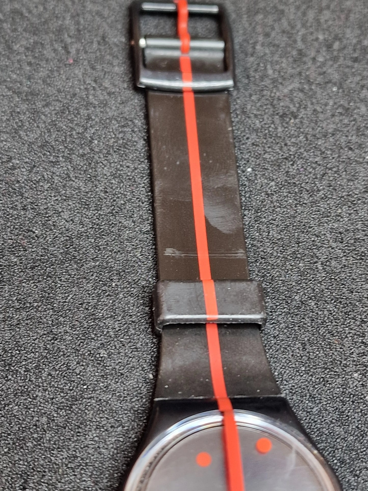🟥 Swatch GZ119 – Rouge sur Blackout – Heinz Julen – Limited Art Edition