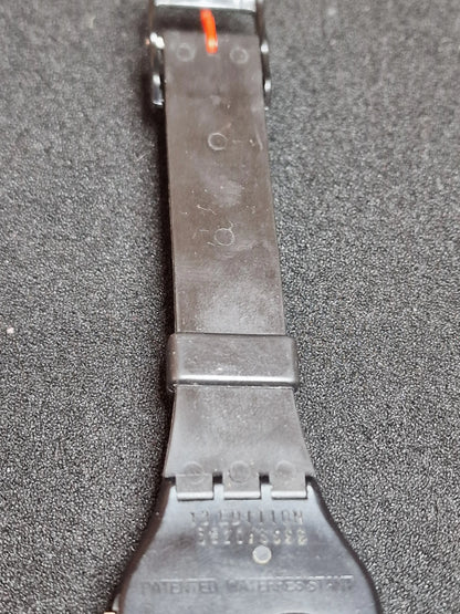 🟥 Swatch GZ119 – Rouge sur Blackout – Heinz Julen – Limited Art Edition