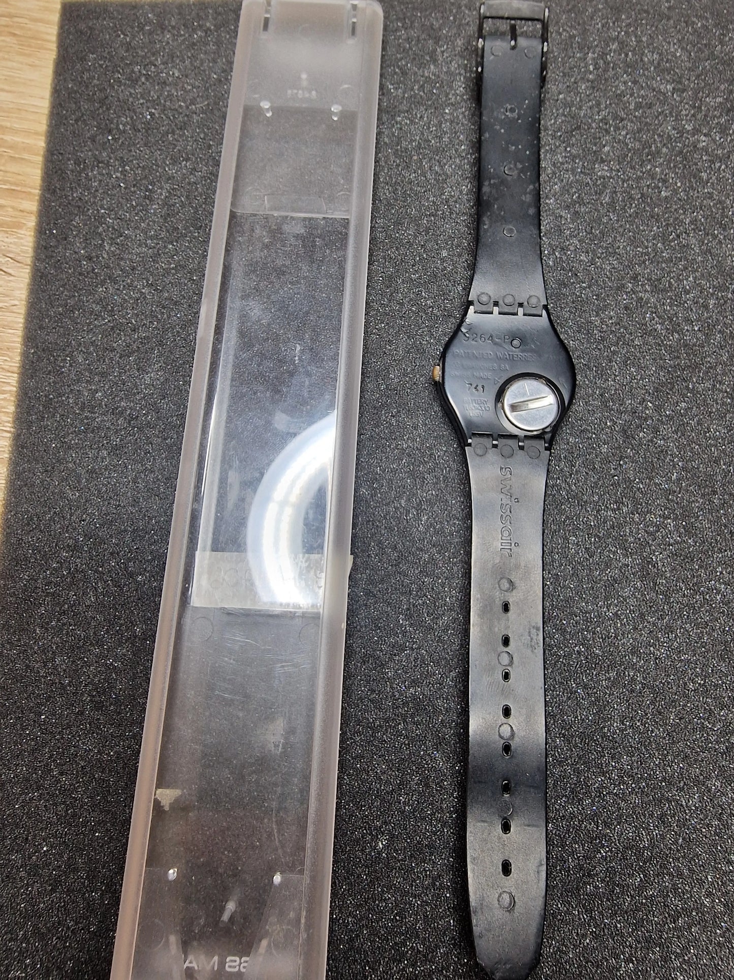 ✈️ Swatch GB703 “Swissair” (1986) – Rare Airline Edition