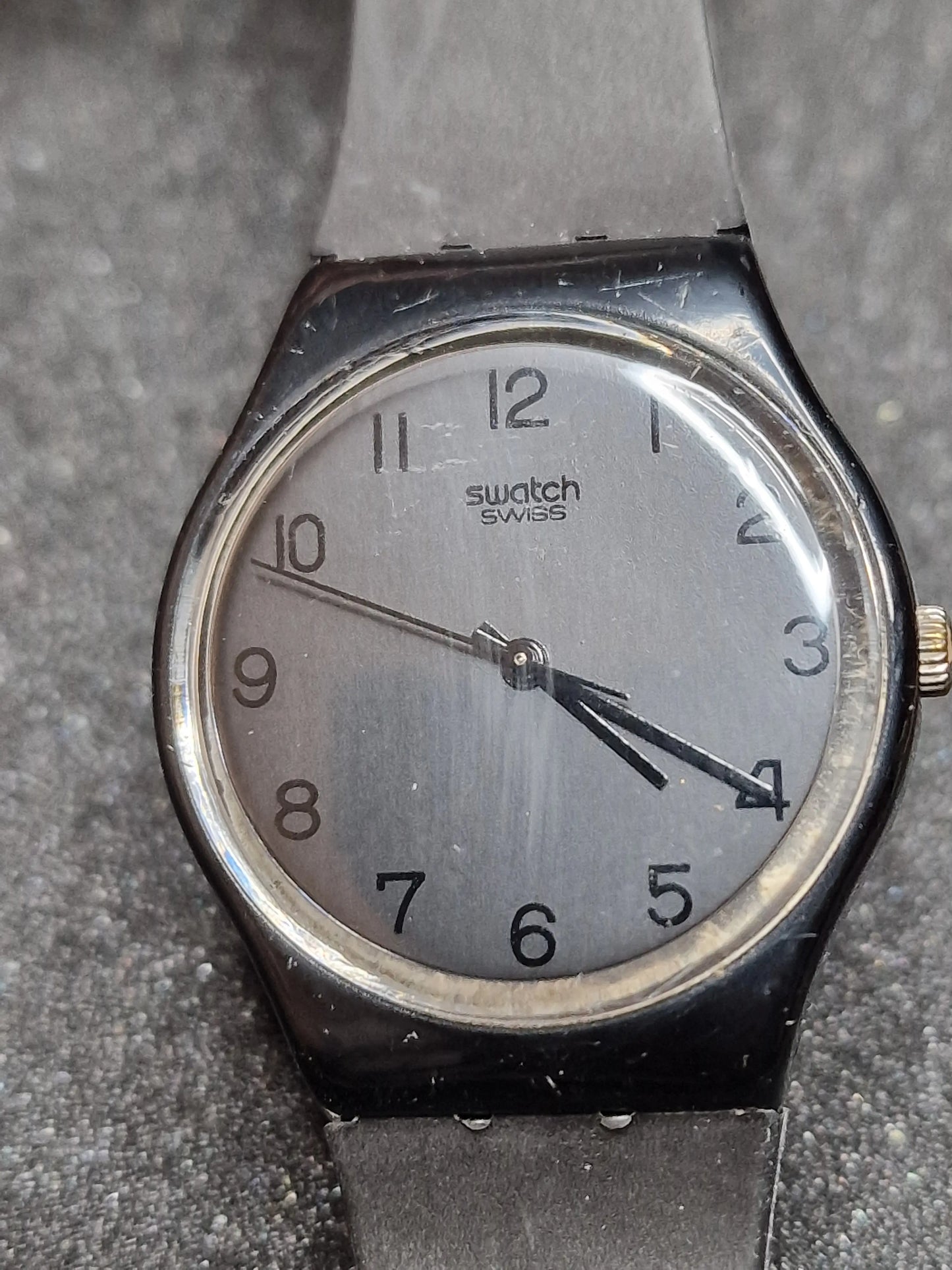 🖤 Swatch GB105 “Blackout” (1985) – Minimalist Classic