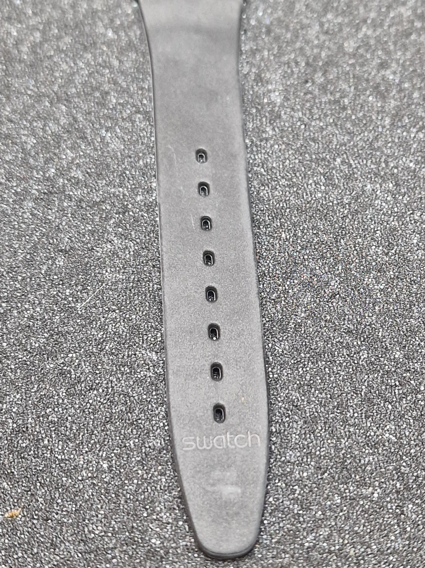 🖤 Swatch GB105 “Blackout” (1985) – Minimalist Classic