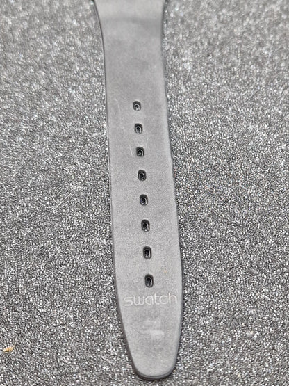 🖤 Swatch GB105 “Blackout” (1985) – Minimalist Classic