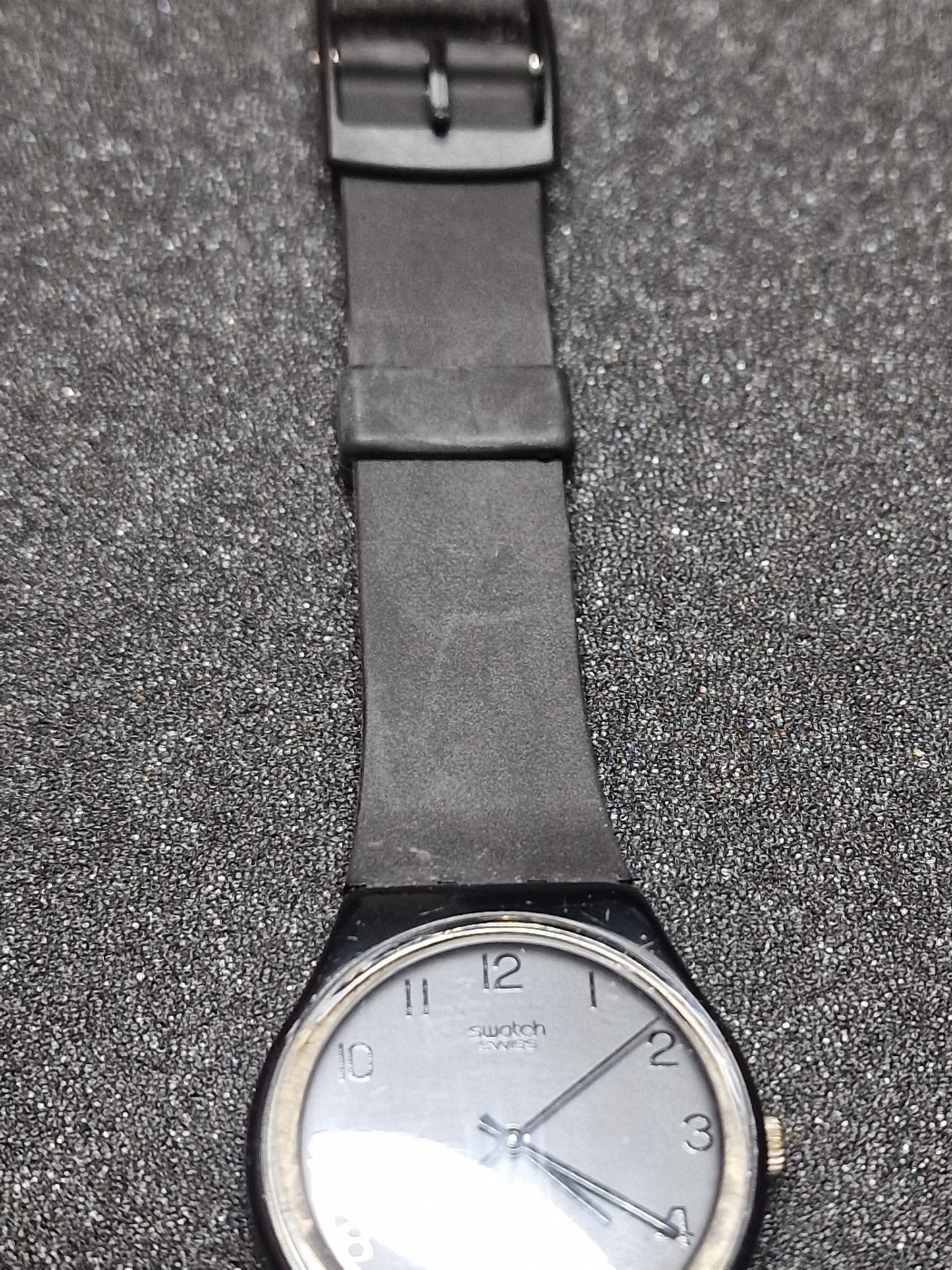 🖤 Swatch GB105 “Blackout” (1985) – Minimalist Classic
