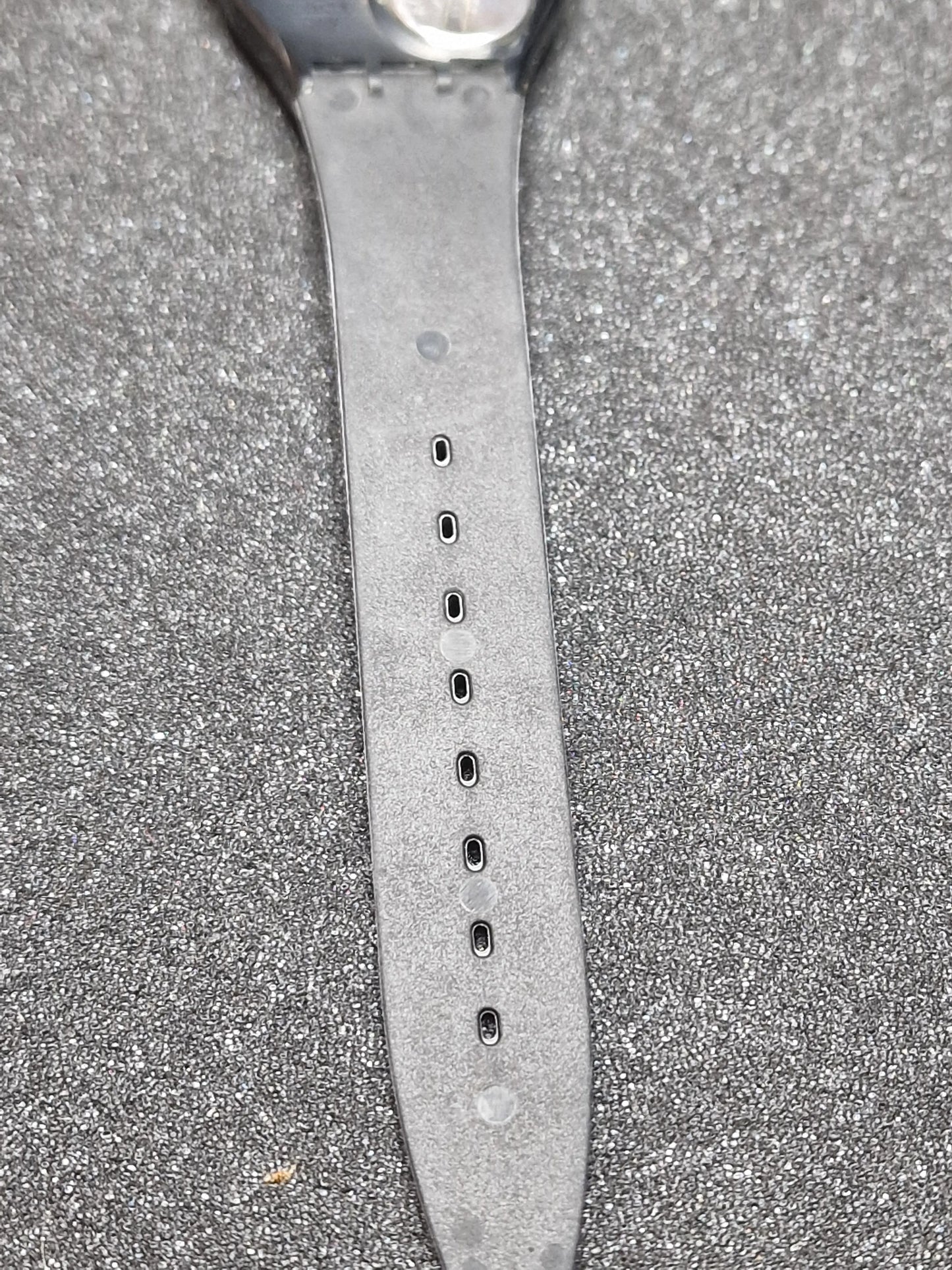 🖤 Swatch GB105 “Blackout” (1985) – Minimalist Classic