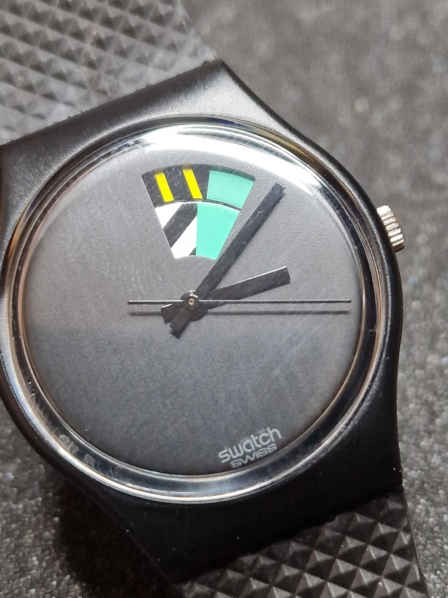 🖤 Swatch GB715 “Color Windows” (1989) – Geometric Minimalism