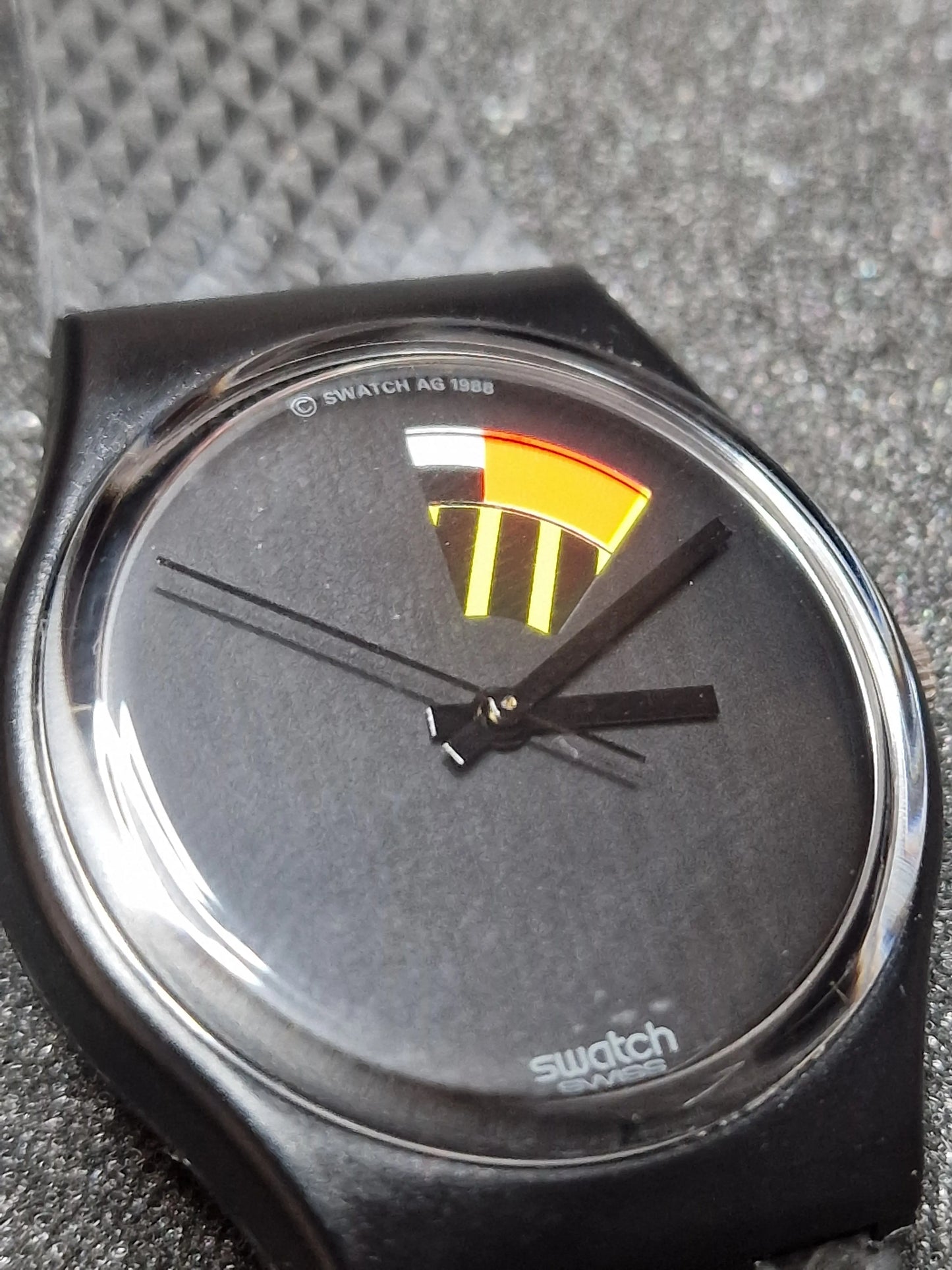 🖤 Swatch GB715 “Color Windows” (1989) – Geometric Minimalism