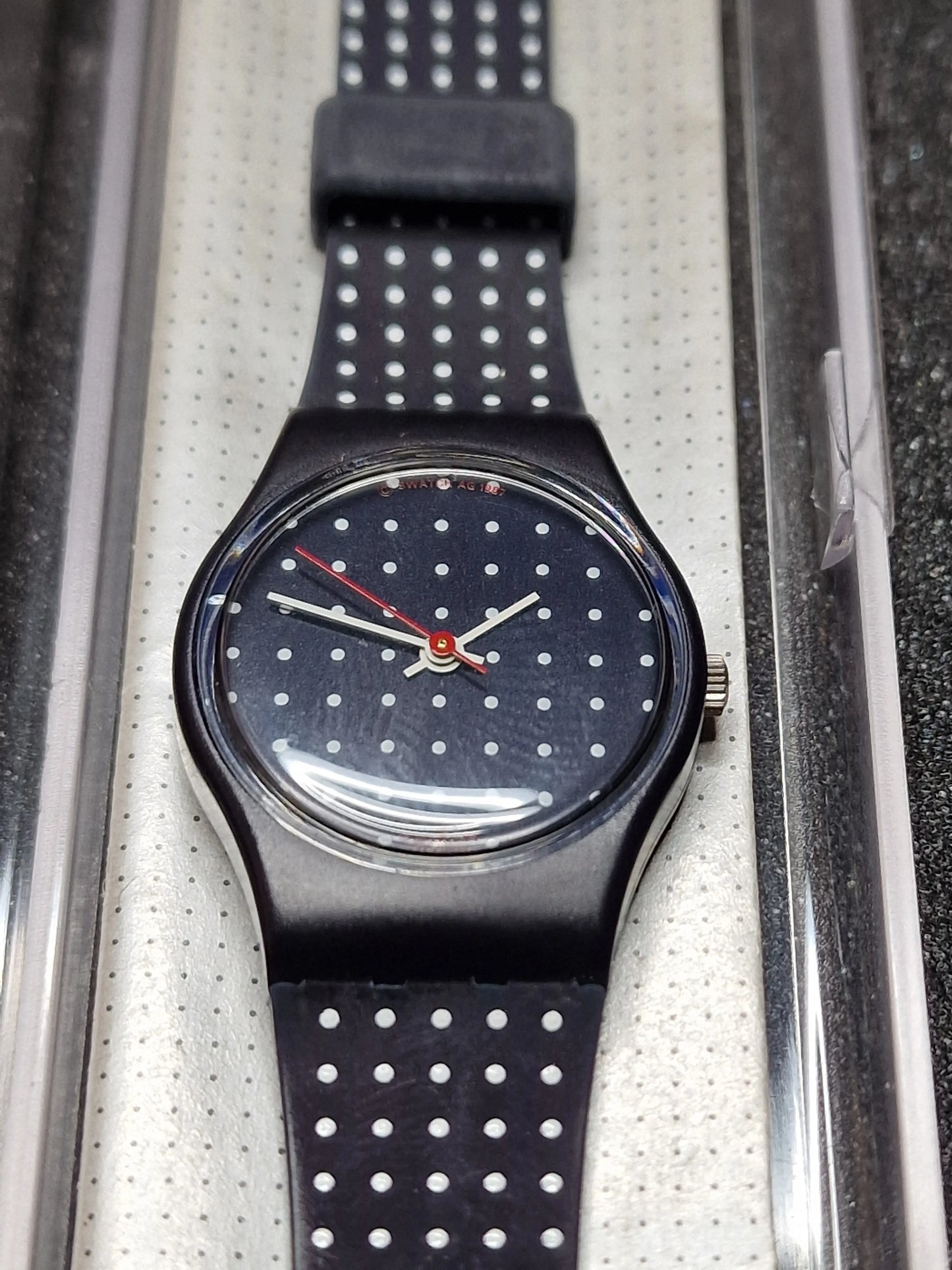 ⚪ Swatch Lady LN104 “Biarritz” (1988) – Elegant Polka Dot Classic