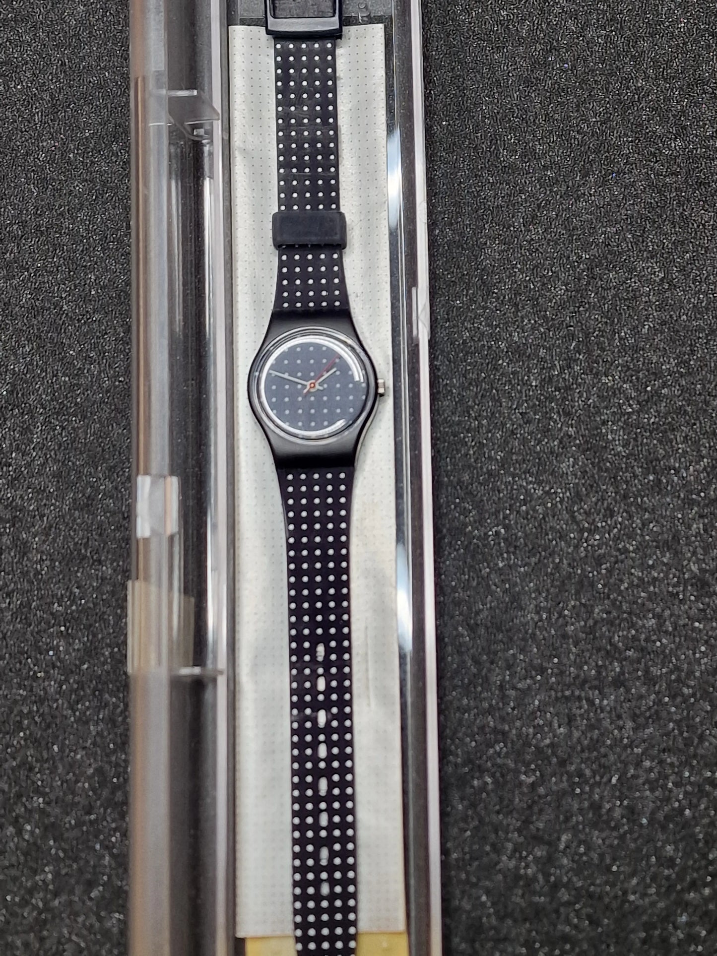 ⚪ Swatch Lady LN104 “Biarritz” (1988) – Elegant Polka Dot Classic