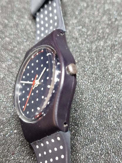 ⚪ Swatch Lady LN104 “Biarritz” (1988) – Elegant Polka Dot Classic