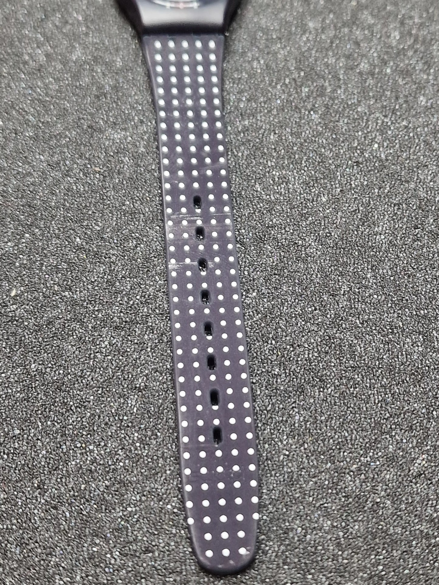 ⚪ Swatch Lady LN104 “Biarritz” (1988) – Elegant Polka Dot Classic