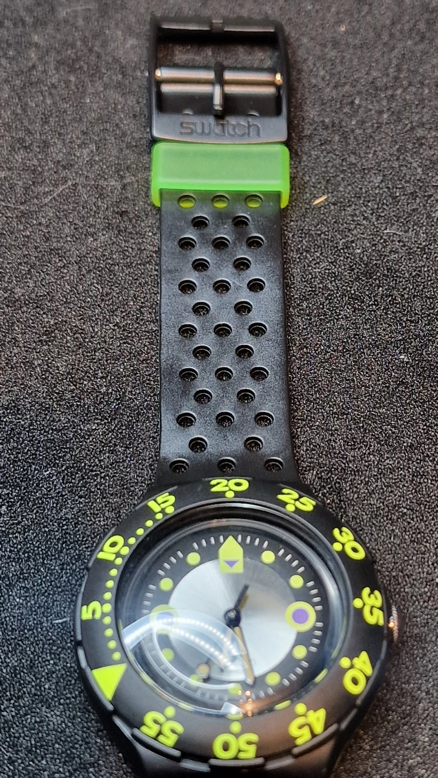 🖤 Swatch Scuba 200 – SDB102 “Black Wave” (1991)