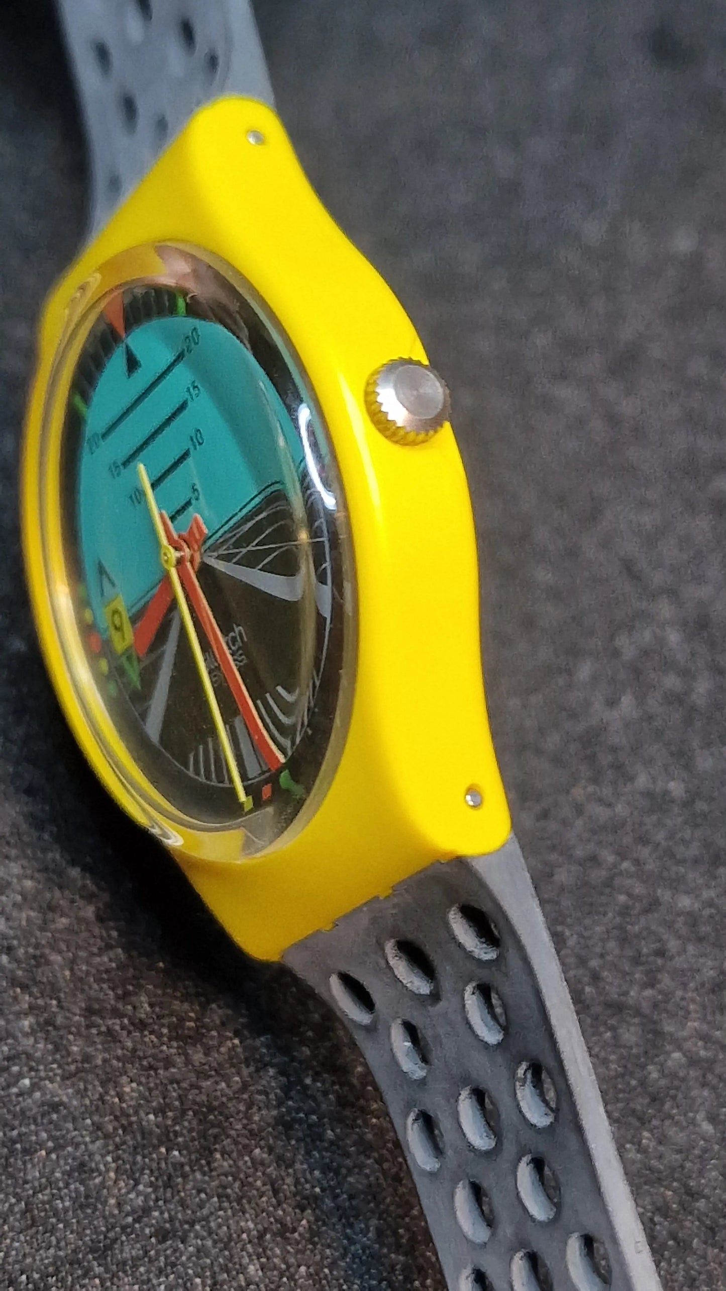 🟡 Swatch GJ101 – “Follow Me” (1987)