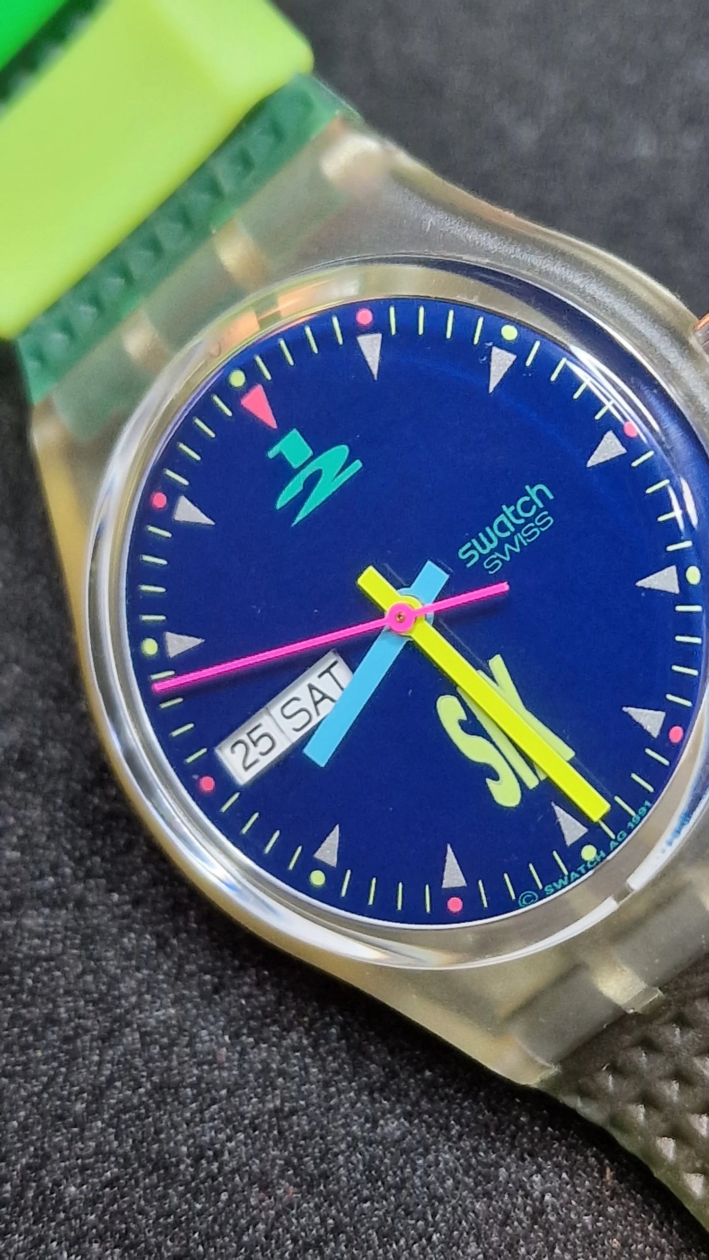🌀 Swatch GK700 – “Giro” (1990) | Vintage Day-Date | UV Glow