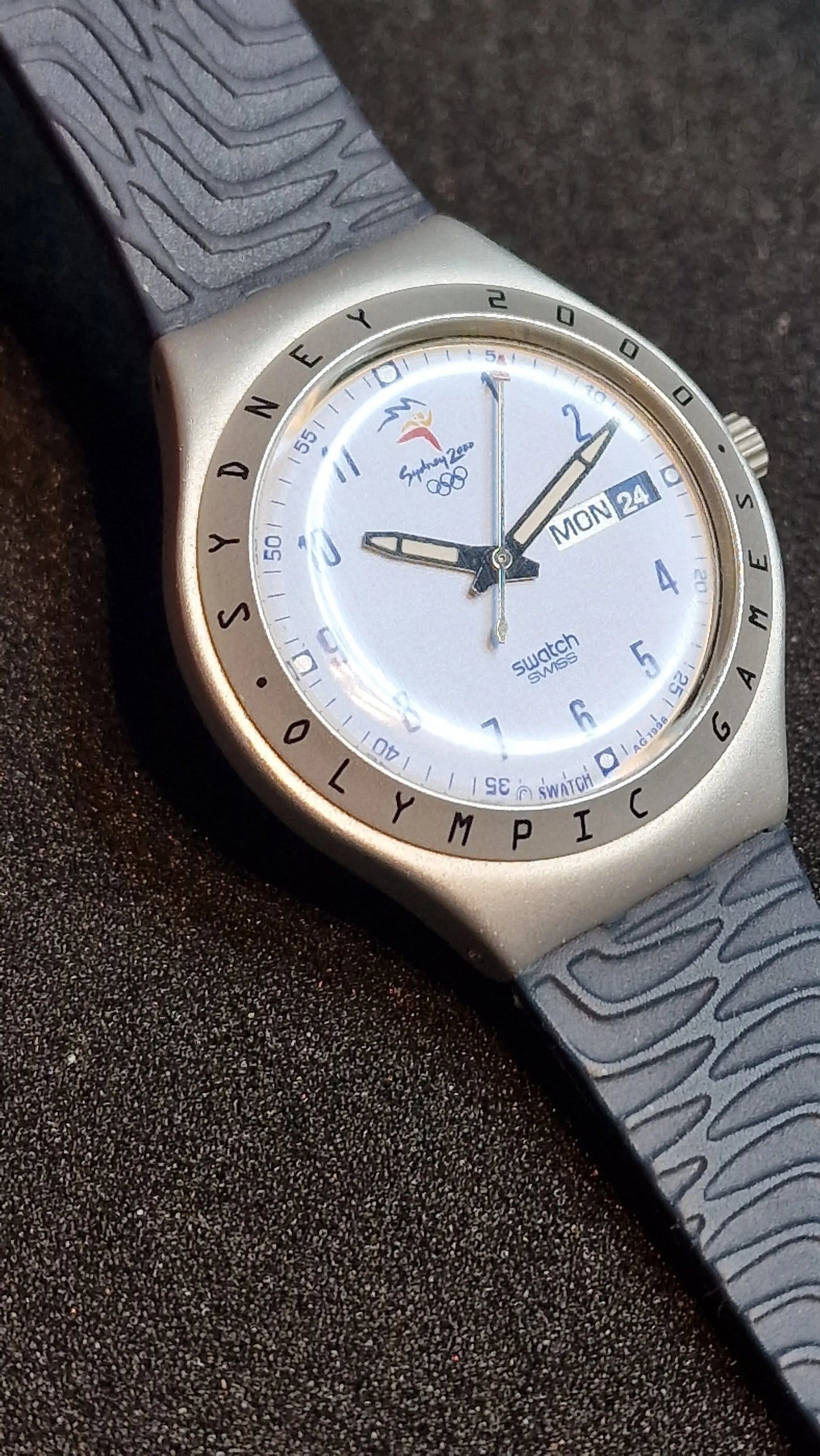 🌍 Swatch Irony Aluminium “Sydney 2000 Olympic” YGS7004 – Big Backfire (2000)