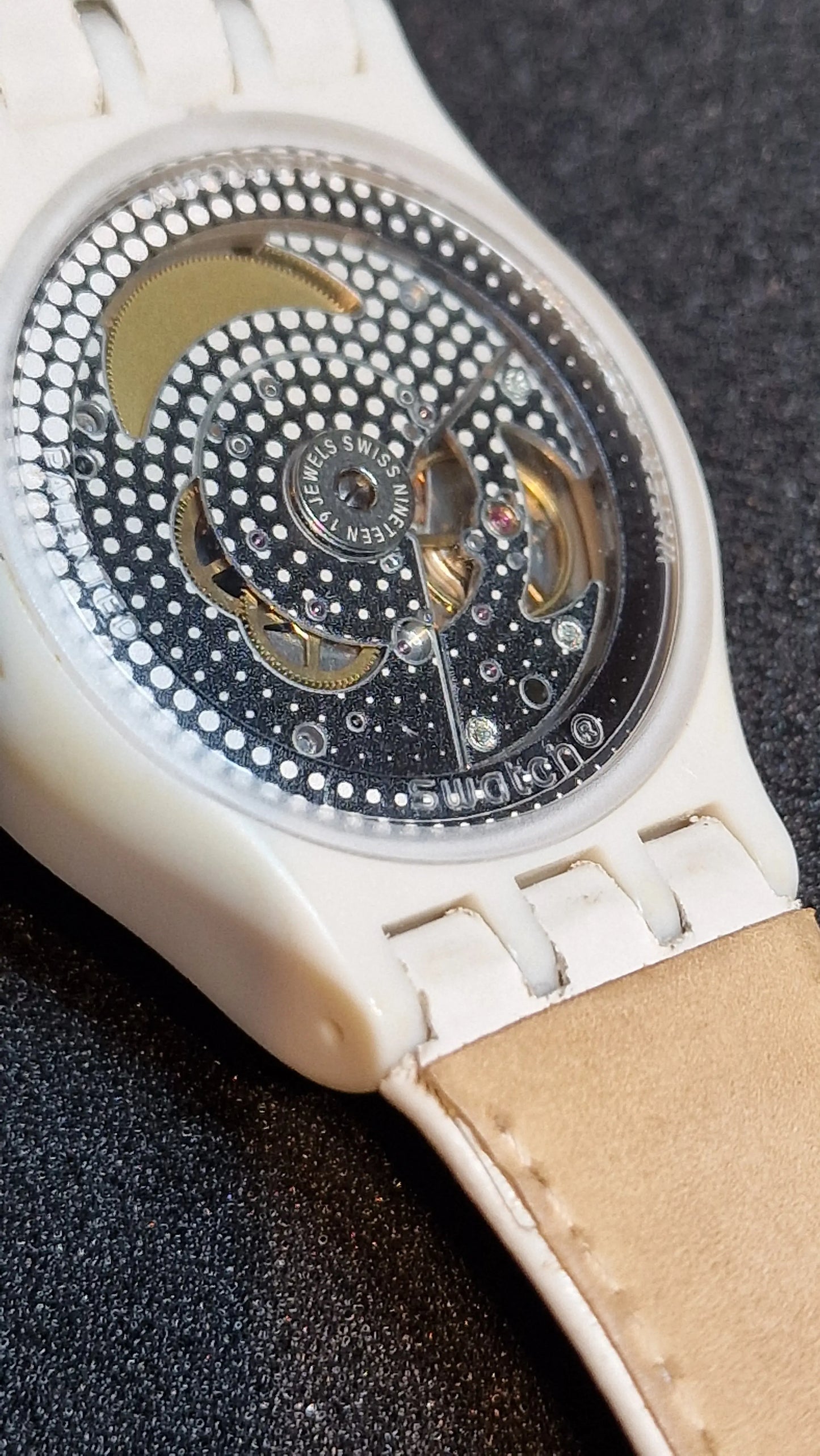 🕰️ Swatch Sistem51 Automatic SUTM400 “Cream” (AG2013) – Date – See-Through Back 42mm ✅