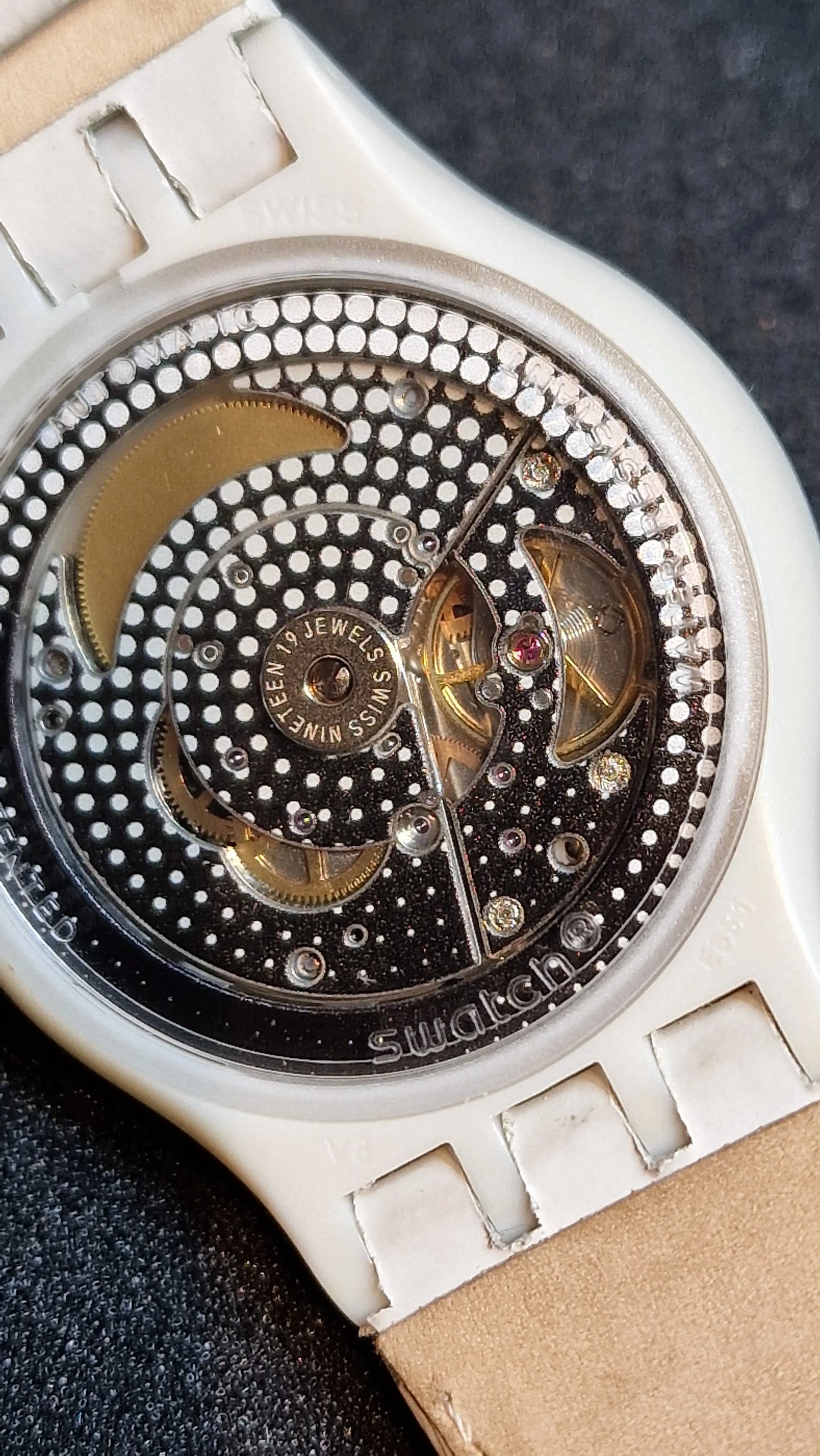 🕰️ Swatch Sistem51 Automatic SUTM400 “Cream” (AG2013) – Date – See-Through Back 42mm ✅