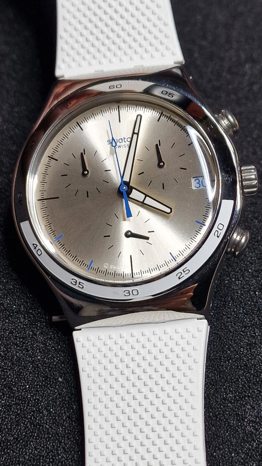 ⌚️ Swatch Irony Chrono YCS584 “Travel Chic” (AG 2014) 💙🤍 – Clean silver dial + blue chrono hand