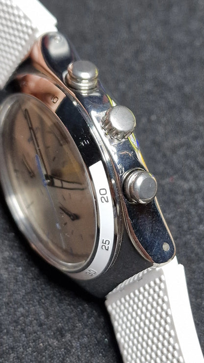 ⌚️ Swatch Irony Chrono YCS584 “Travel Chic” (AG 2014) 💙🤍 – Clean silver dial + blue chrono hand