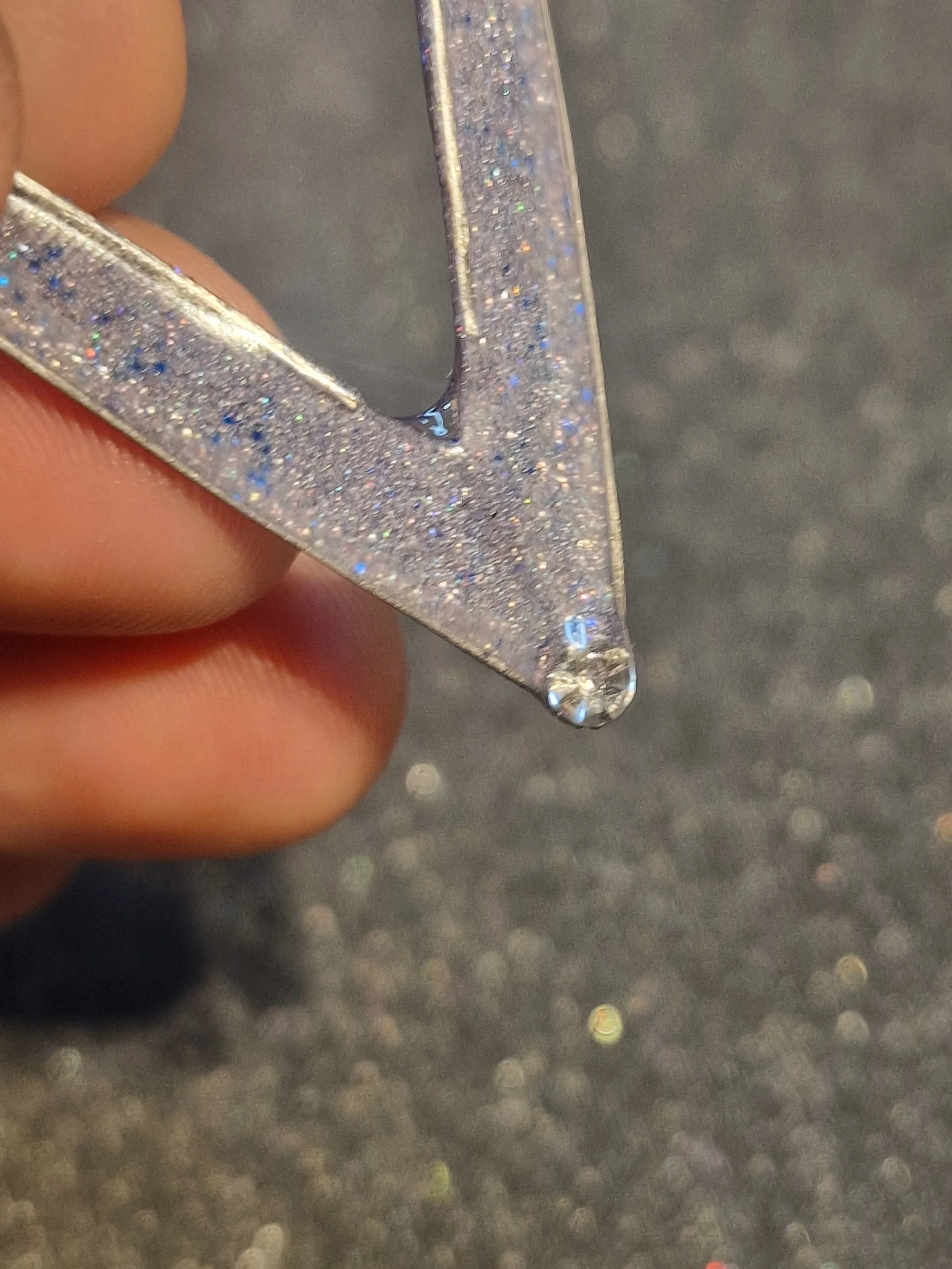 Chevron Ring-Holder Pendant — Holo Sparkle & UV Blue Glow – Handmade by MakiArt (Swiss-made) 6