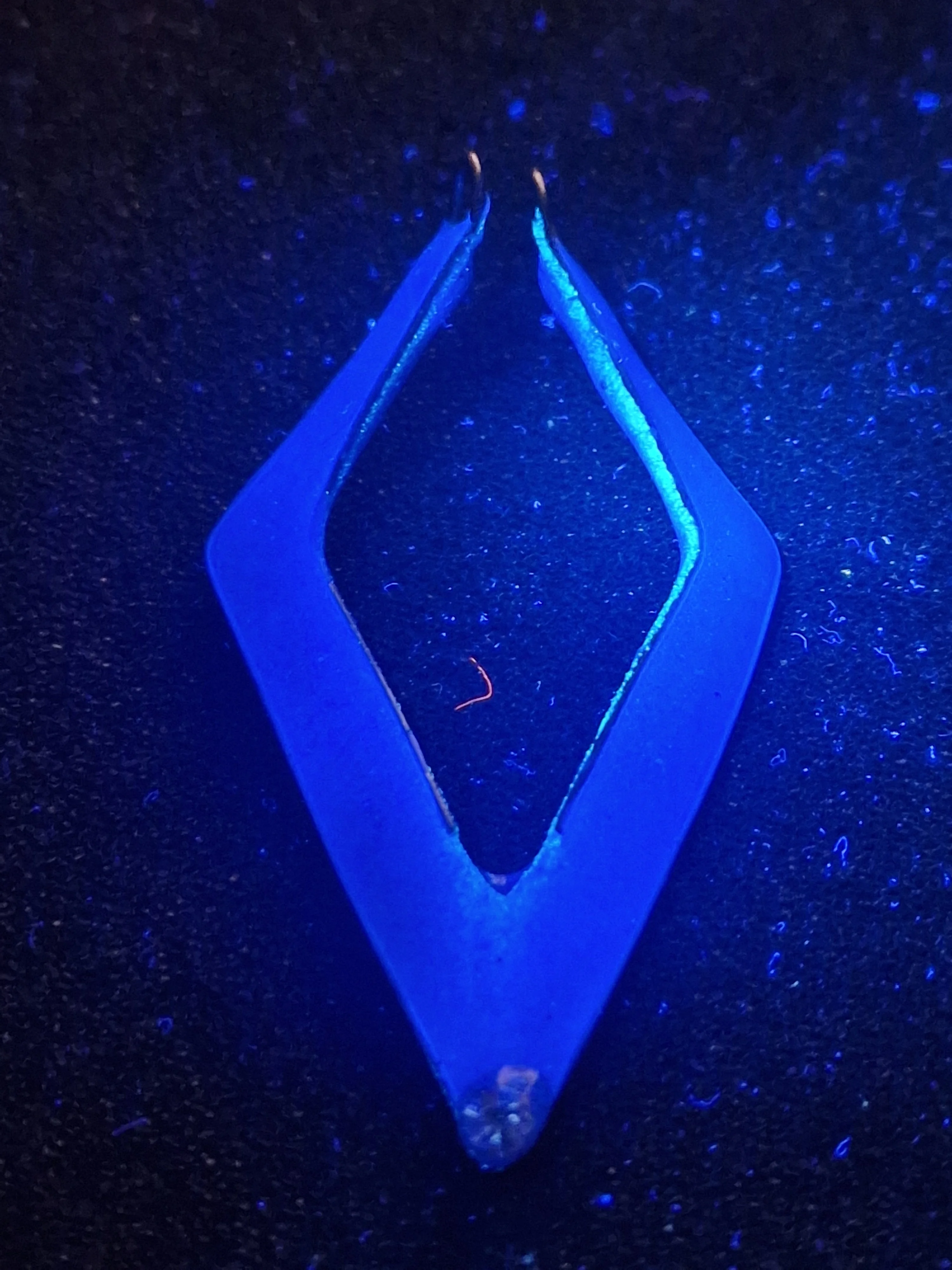 Chevron Ring-Holder Pendant — Holo Sparkle & UV Blue Glow – Handmade by MakiArt (Swiss-made) 9
