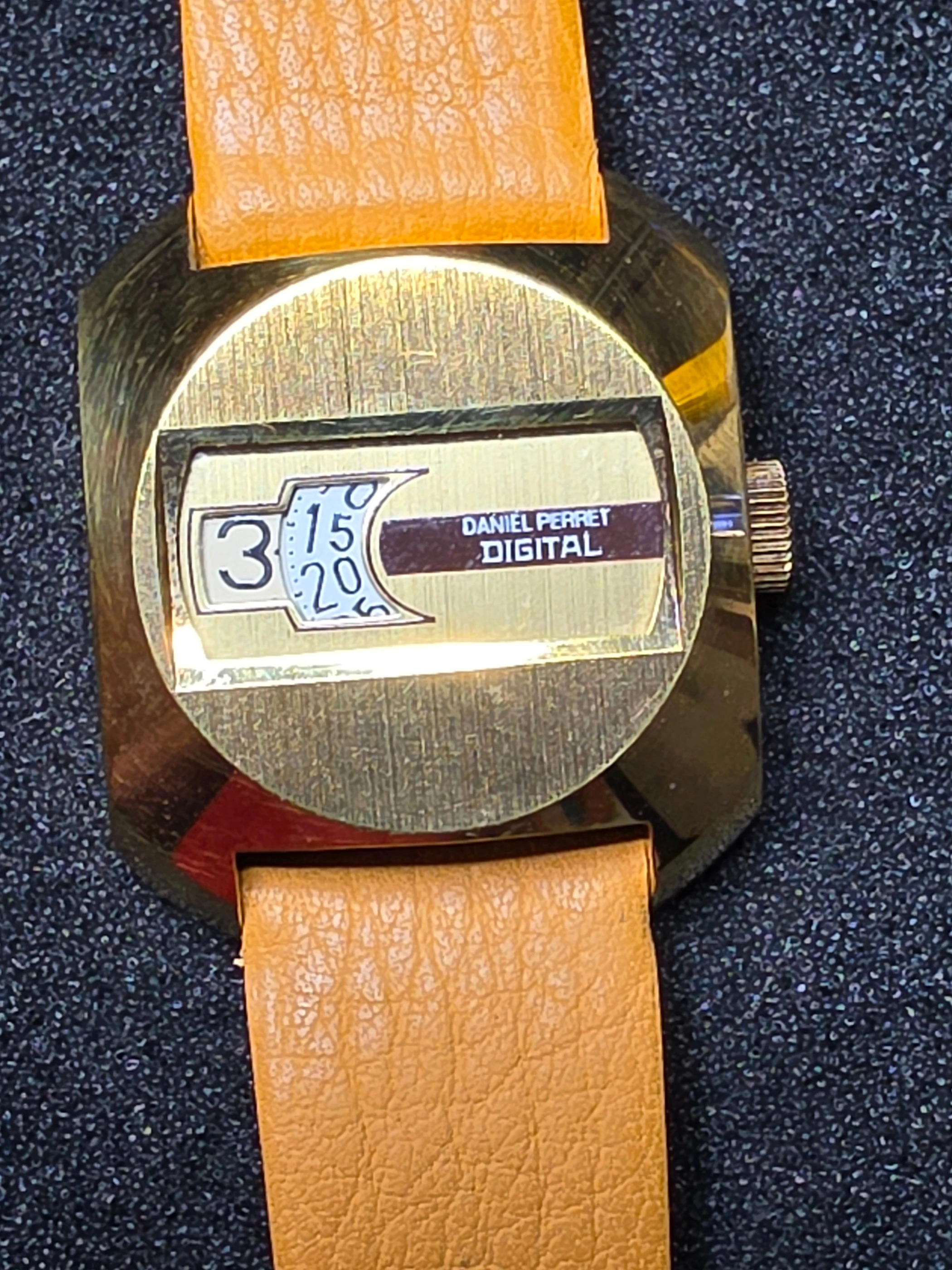Daniel Perret Digital – 1960 – NOS – Gold-Plated Case