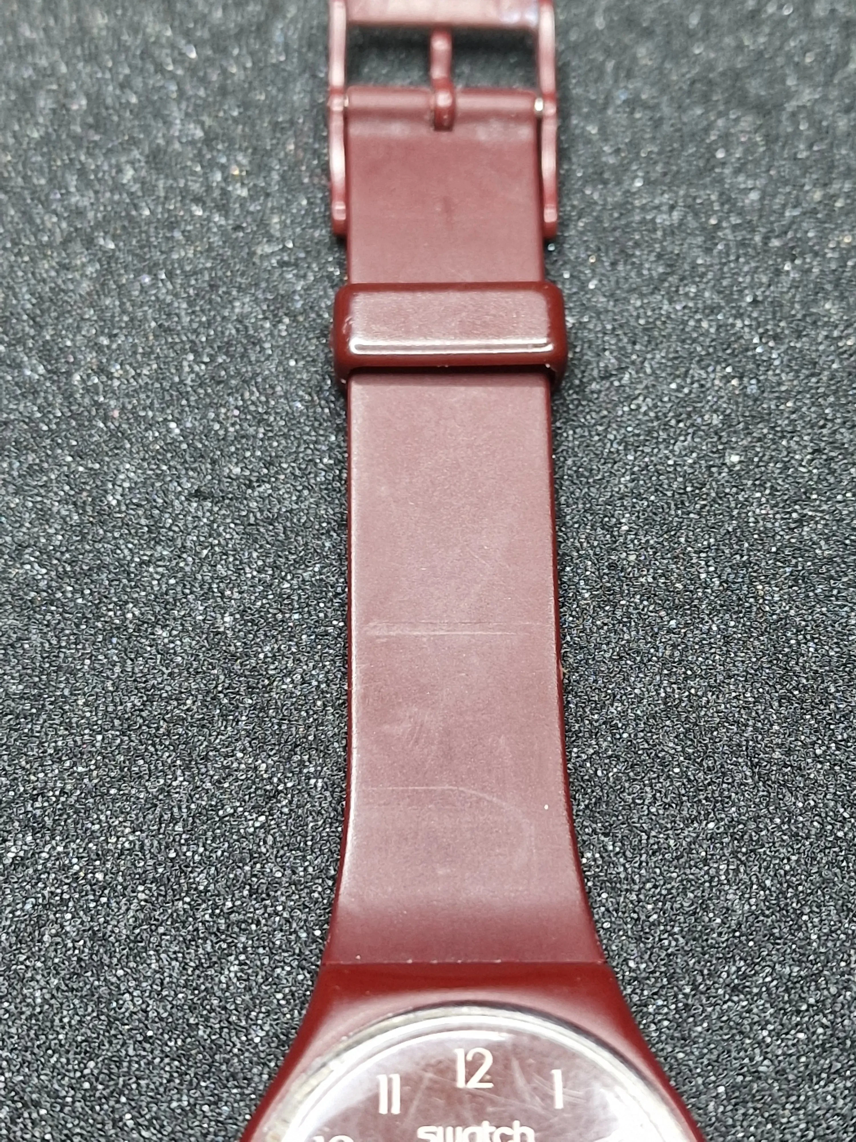 Rare 1983 Swatch GR103 – Burgundy Classic – 34mm 10