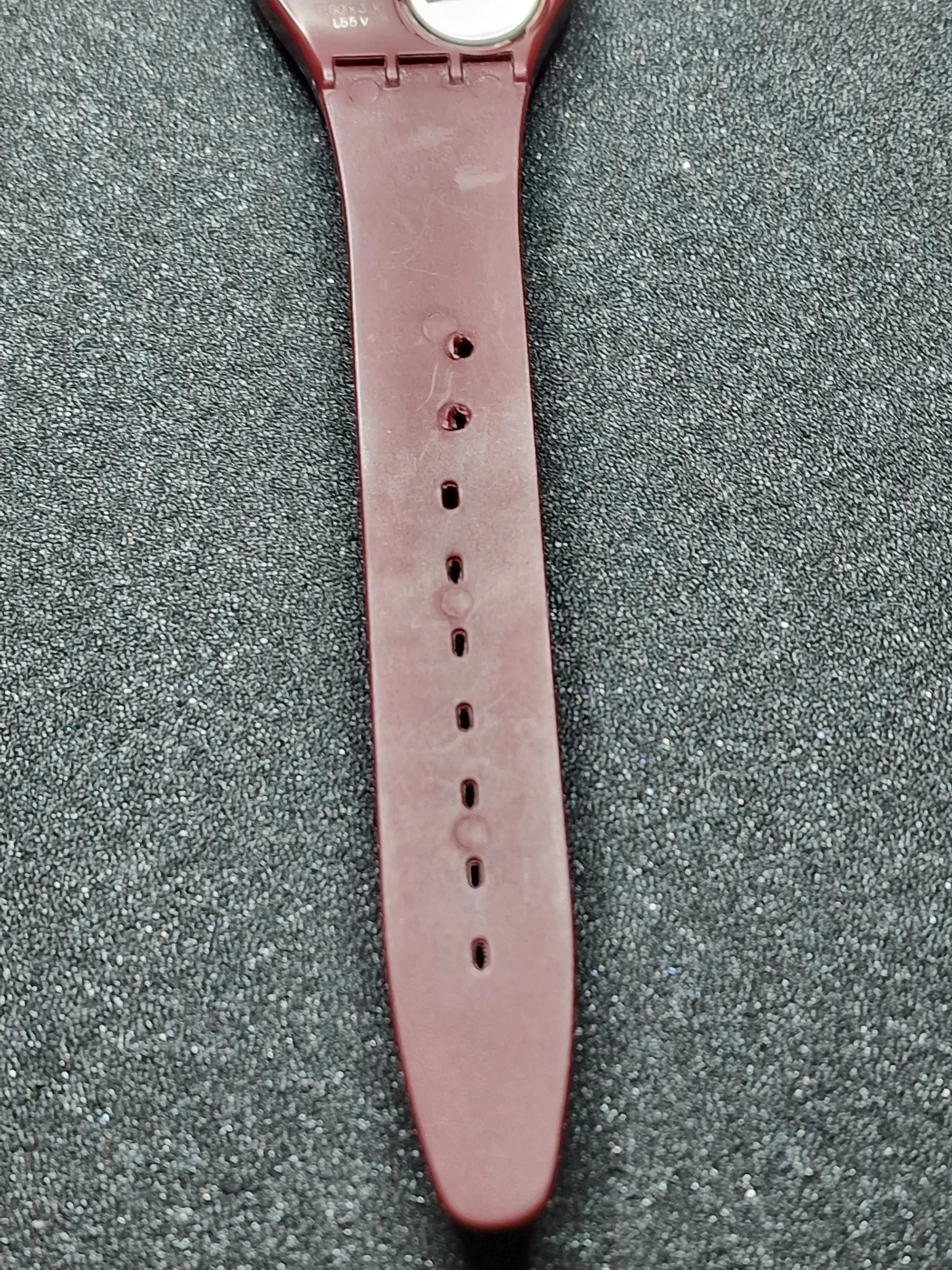 Rare 1983 Swatch GR103 – Burgundy Classic – 34mm 11