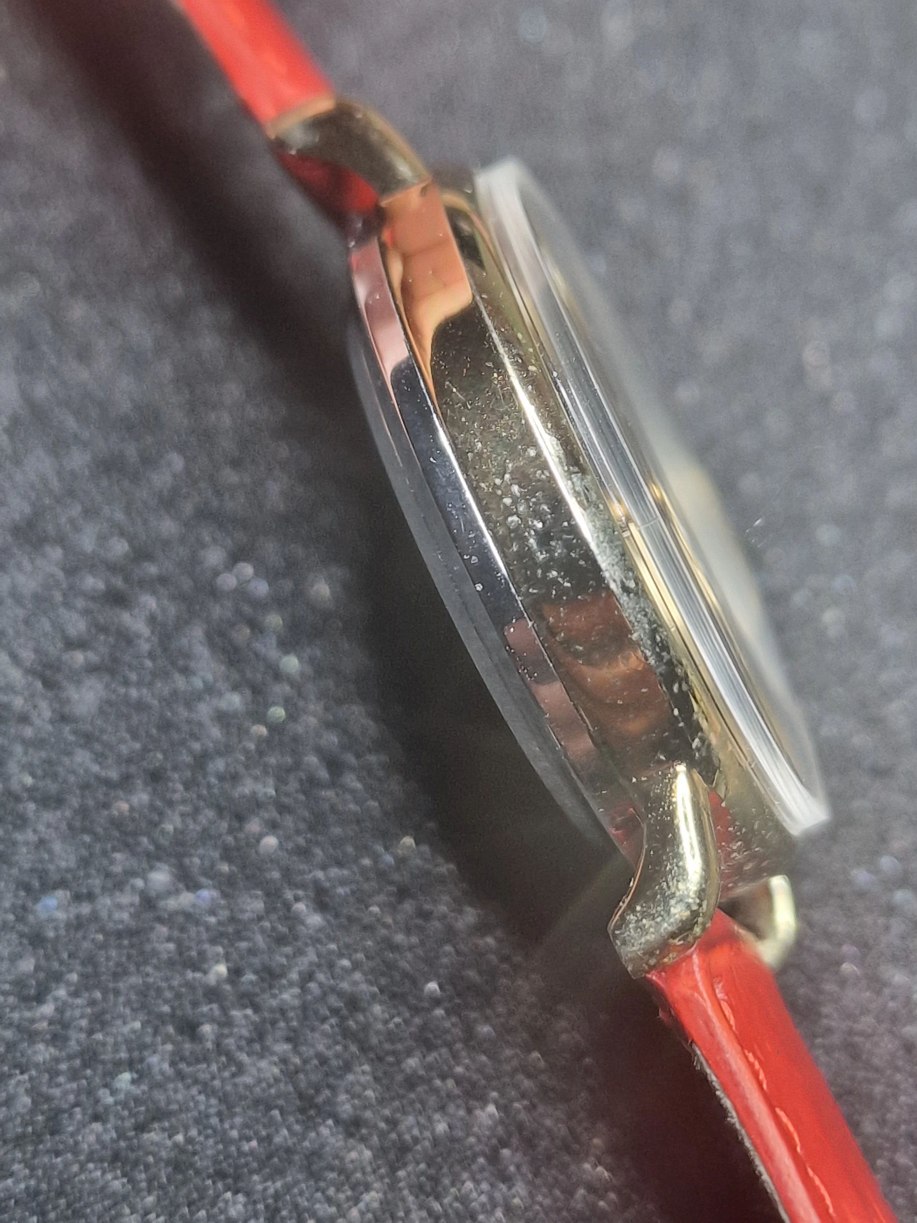 Rare Vintage Hand-Wound Watch from the 70s – Minimalist Design with Red Strap 2