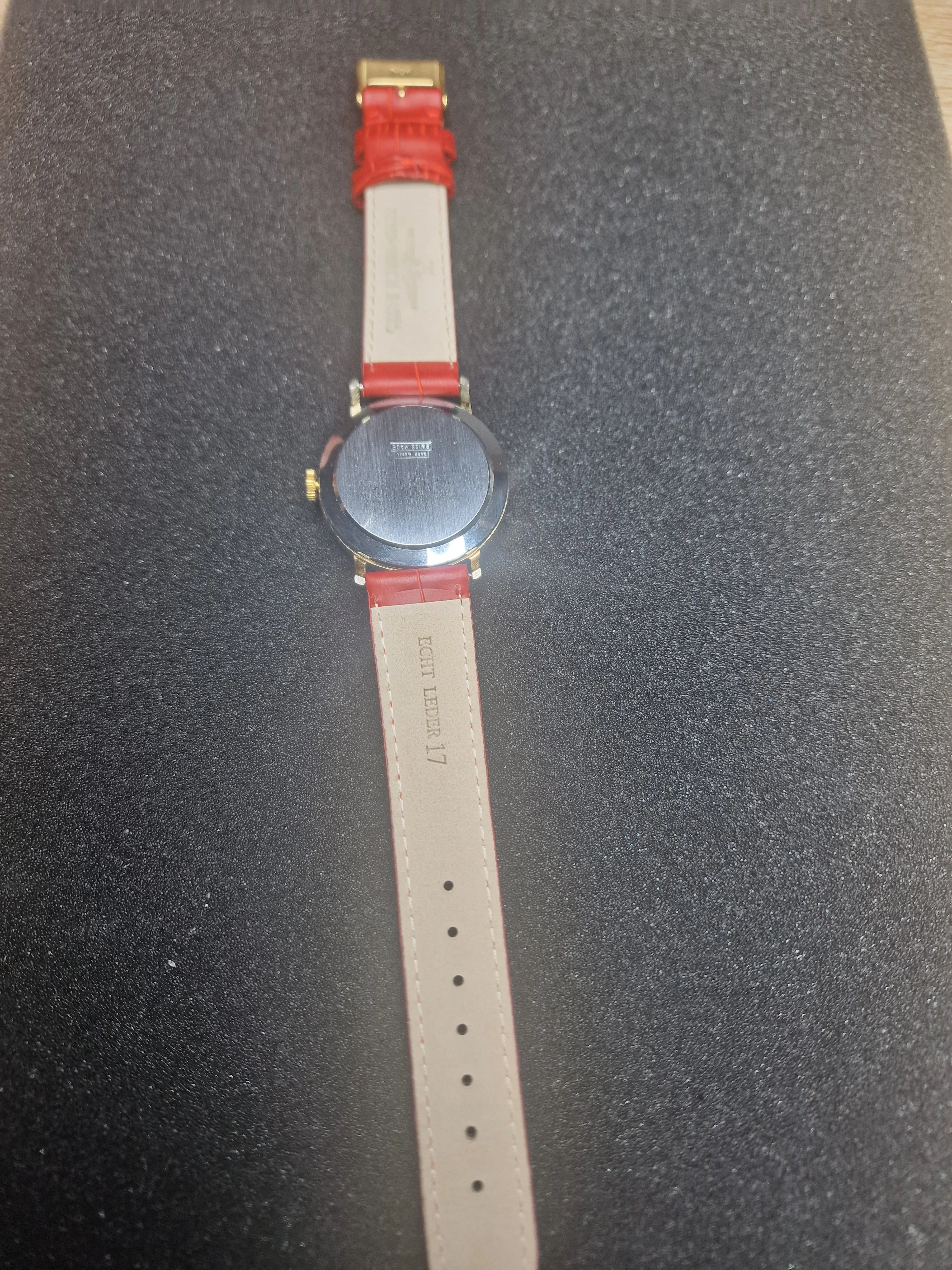 Rare Vintage Hand-Wound Watch from the 70s – Minimalist Design with Red Strap 10