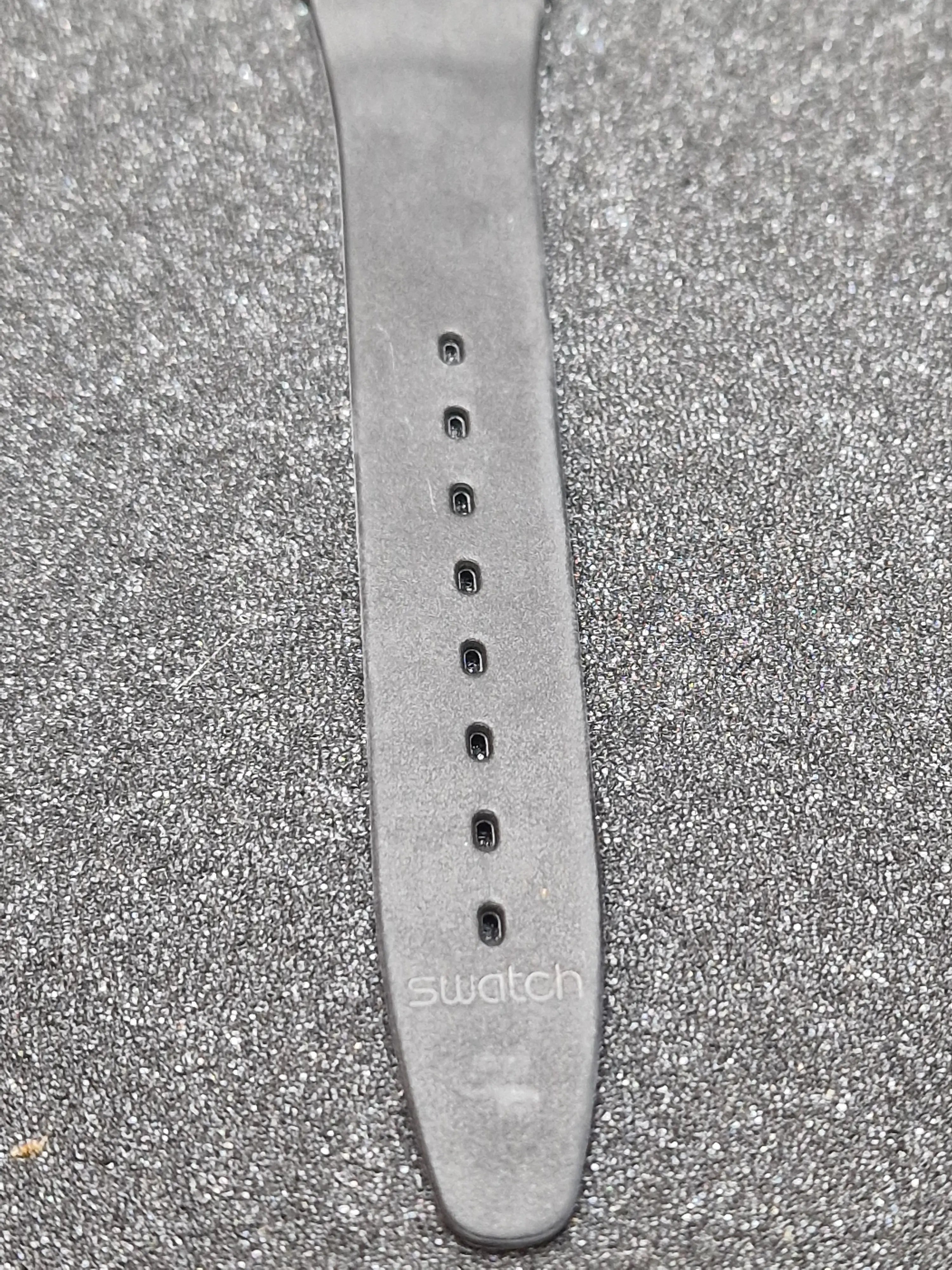 Swatch GB105 “Blackout” (1985) – Minimalist Classic 8