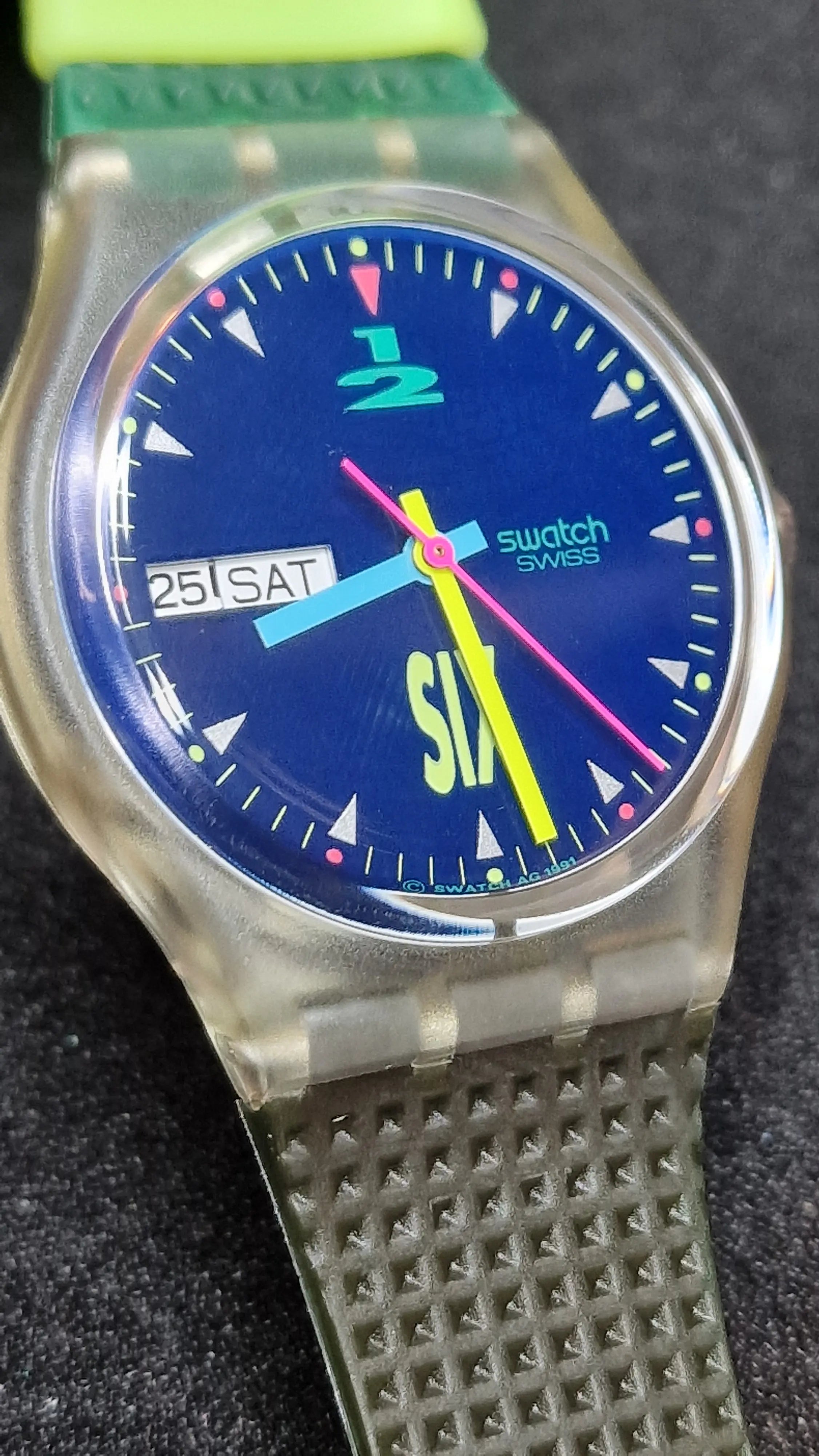 Swatch GK700 – “Giro” (1990) – Vintage Day-Date – UV Glow 4
