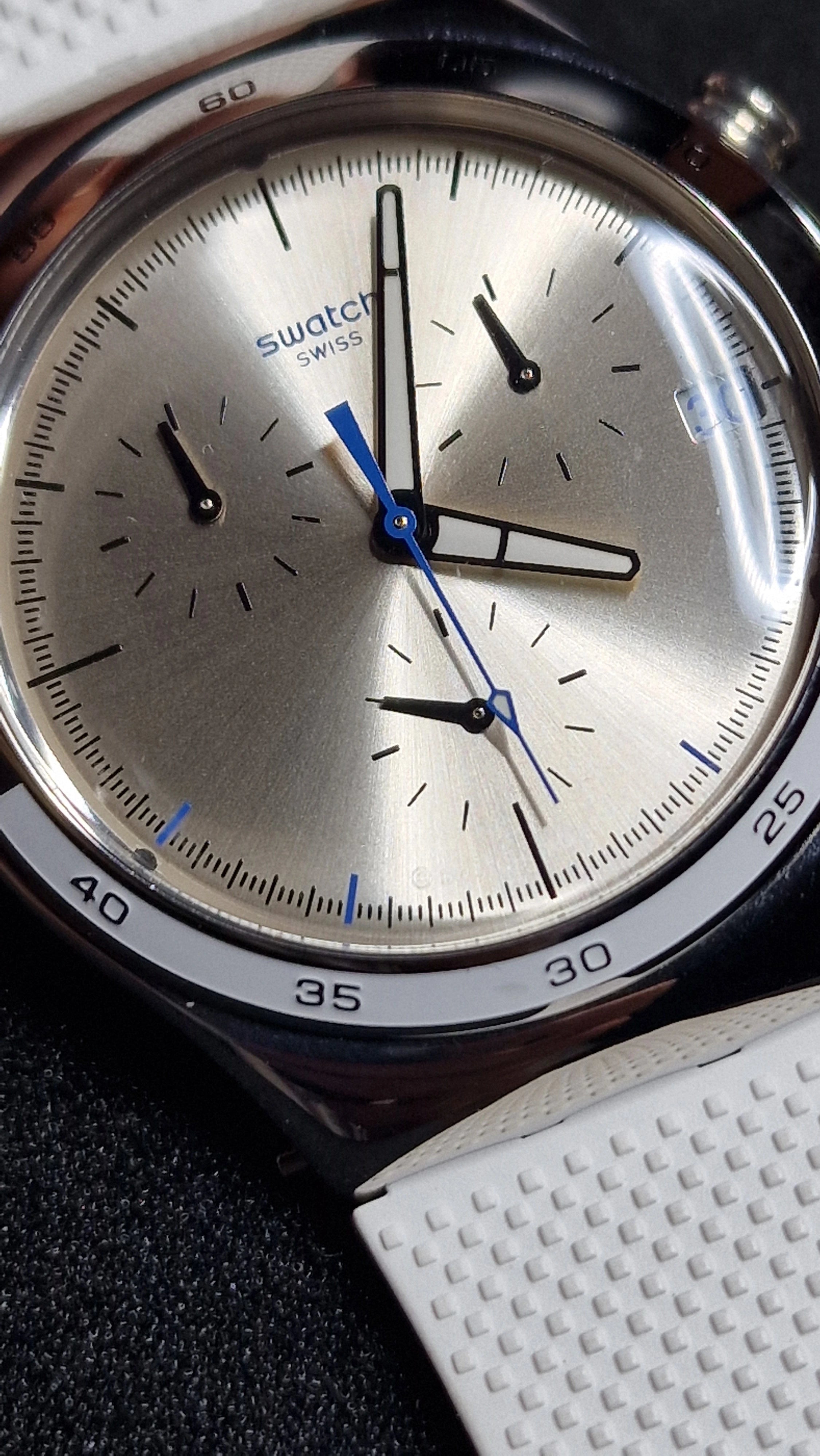 Swatch Irony Chrono YCS584 “Travel Chic” (AG 2014) – Clean silver dial + blue chrono hand 6